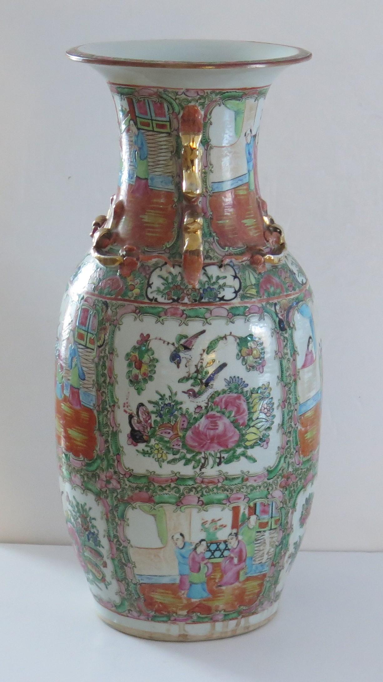 Große chinesische Export-Vase mit Rosenmedaillon aus Porzellan, Qing, um 1850 im Zustand „Gut“ im Angebot in Lincoln, Lincolnshire