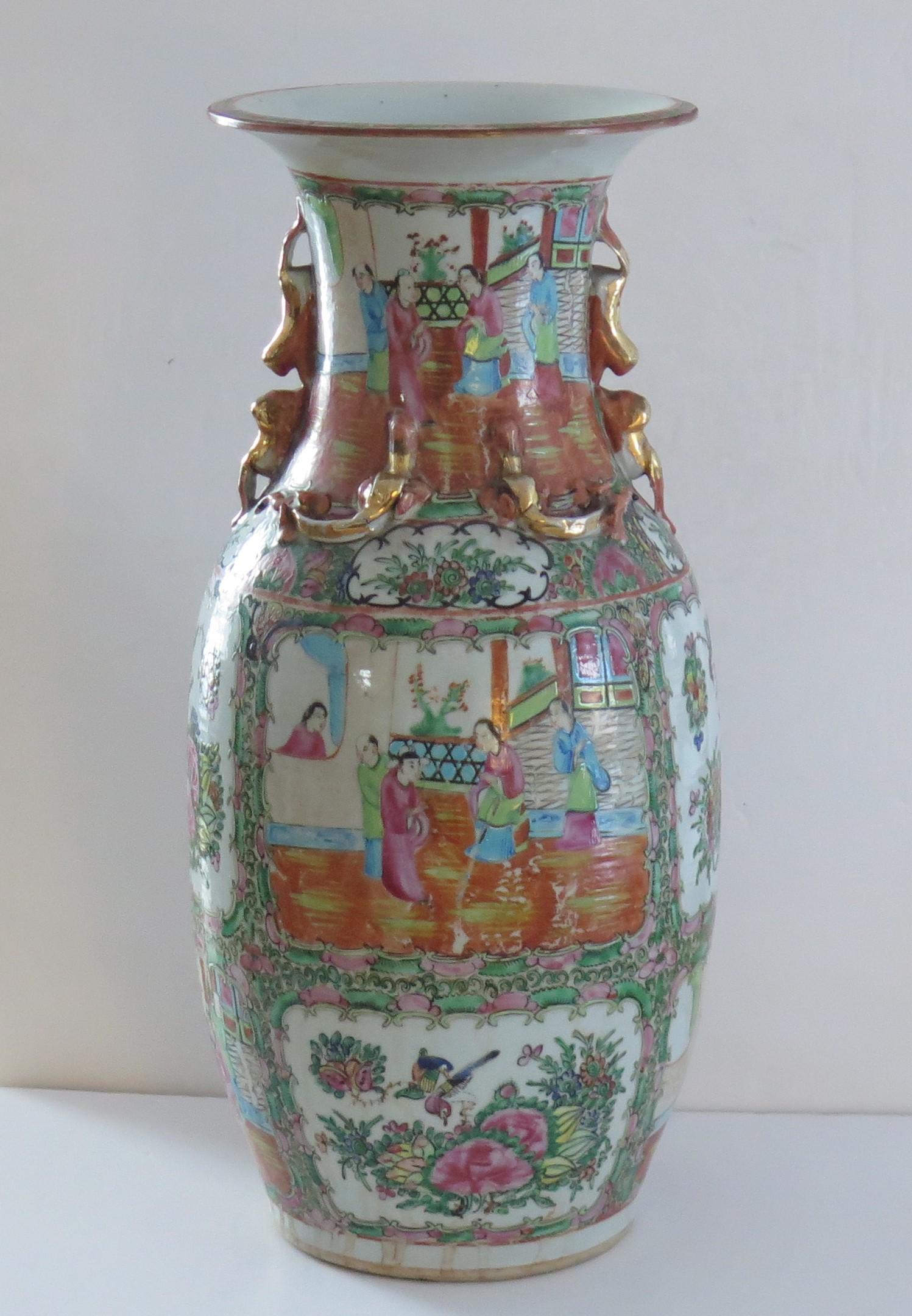 Große chinesische Export-Vase mit Rosenmedaillon aus Porzellan, Qing, um 1850 (19. Jahrhundert) im Angebot