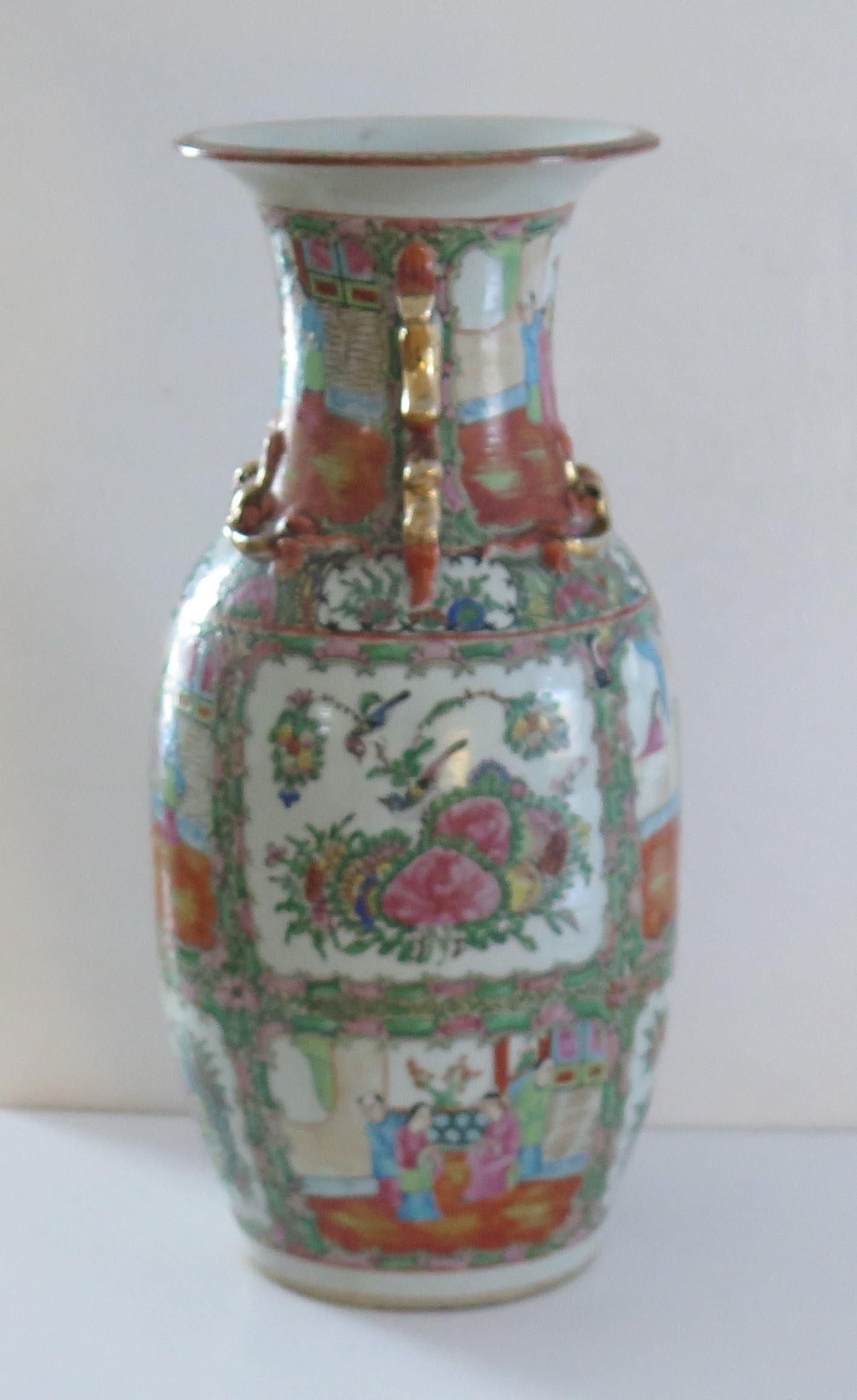 Große chinesische Export-Vase mit Rosenmedaillon aus Porzellan, Qing, um 1850 im Angebot 1