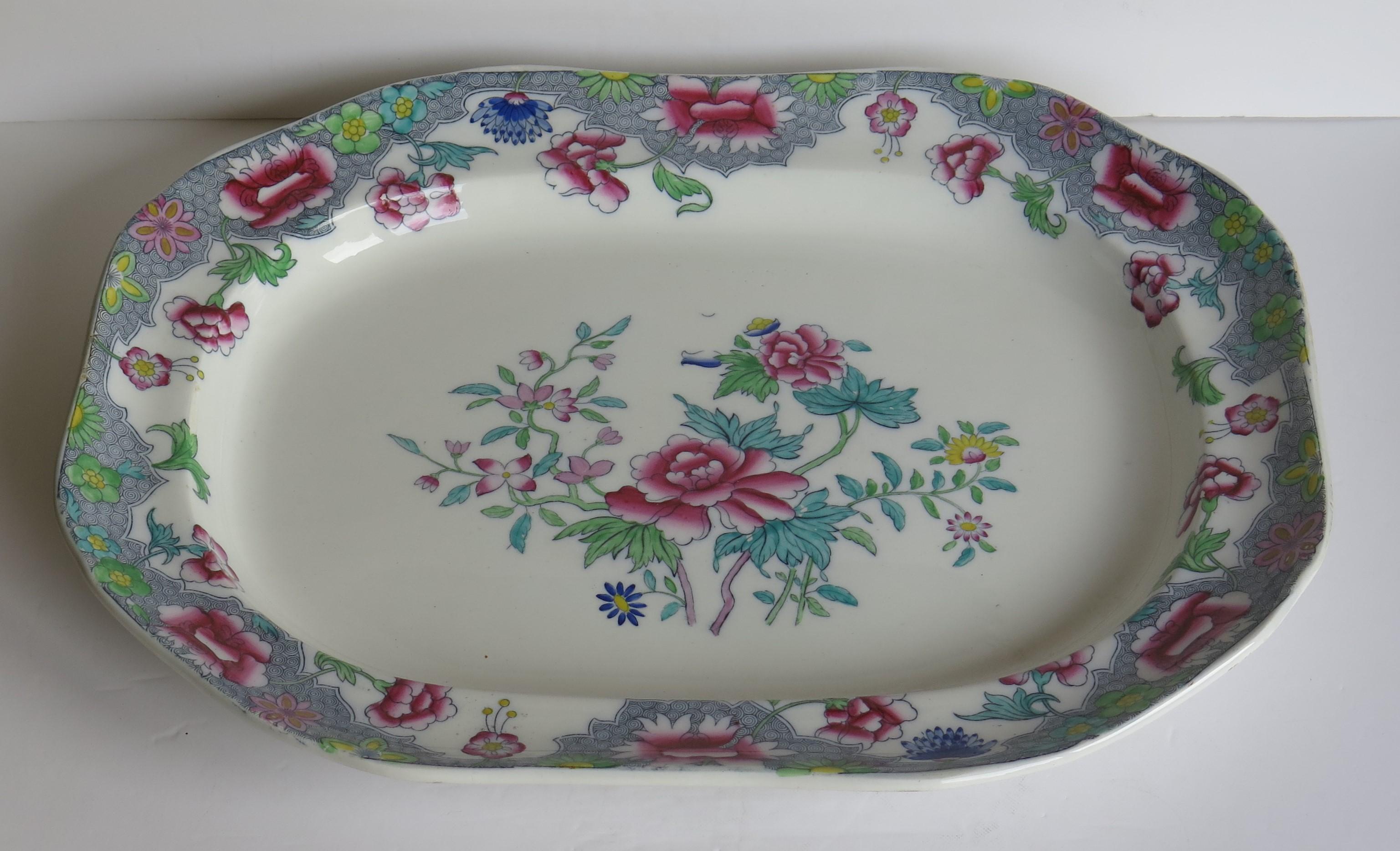 Il s'agit d'un beau grand plat ou assiette à viande par Copeland (anciennement Spode) dans un motif floral très décoratif No. 8036, Angleterre, datant d'environ 1850.

La pièce a la forme d'une grande assiette rectangulaire ou d'un plateau avec