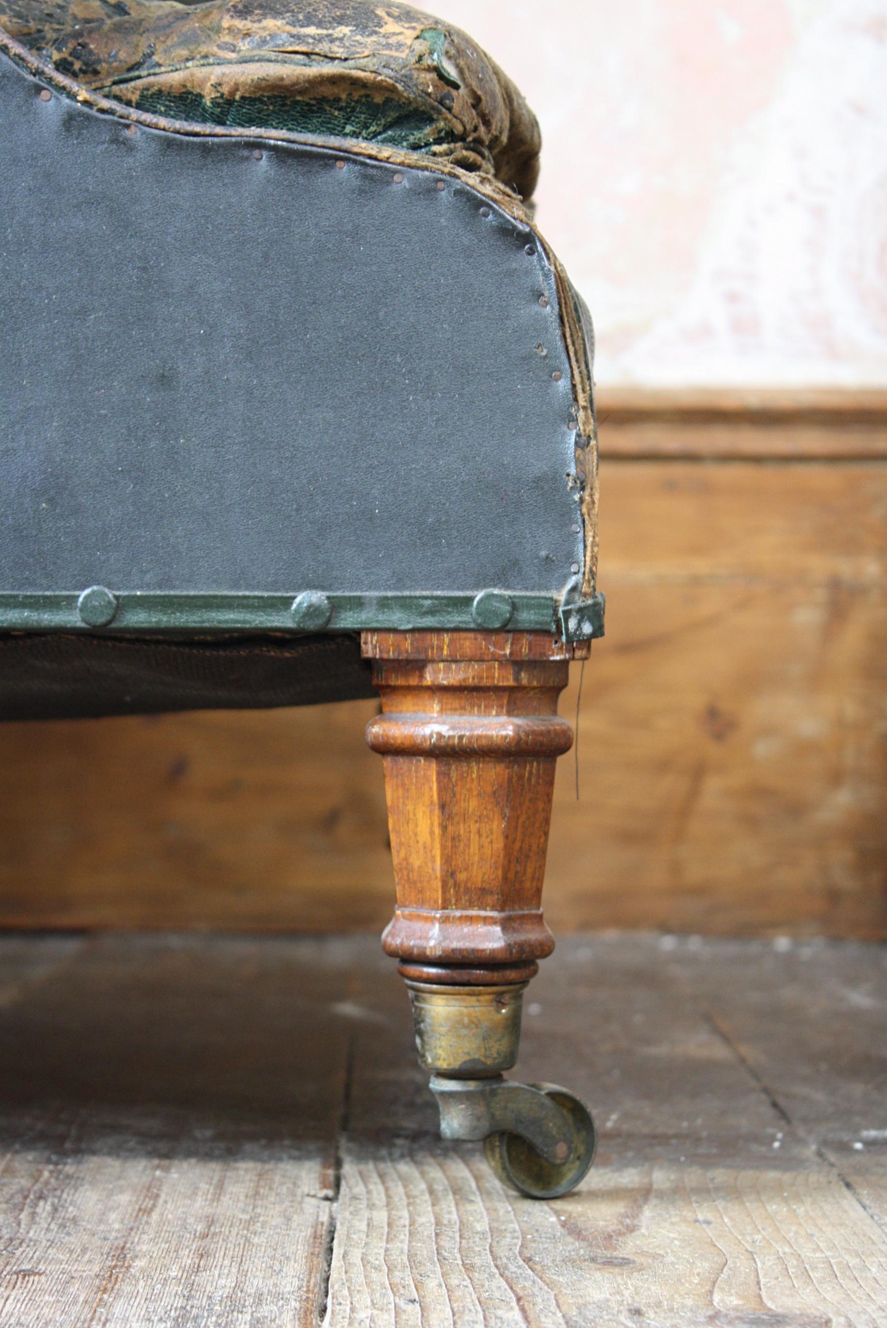 Fauteuil en cuir vert de style néo-gothique de maison de campagne du milieu du XIXe siècle Holland & Sons en vente 3