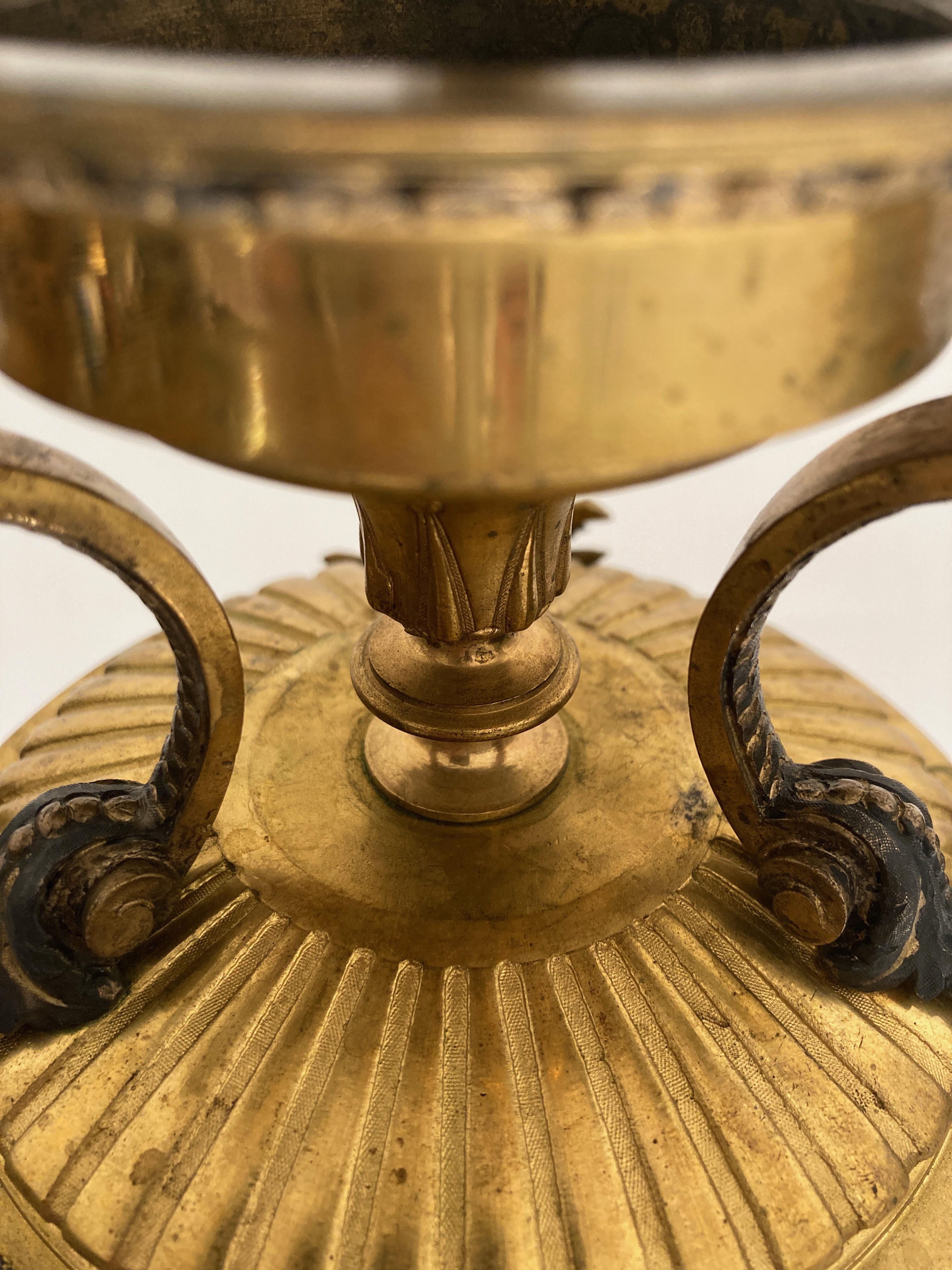 Milieu du 19ème siècle. Vase en bronze argenté et doré avec albâtre au miel. en vente 4