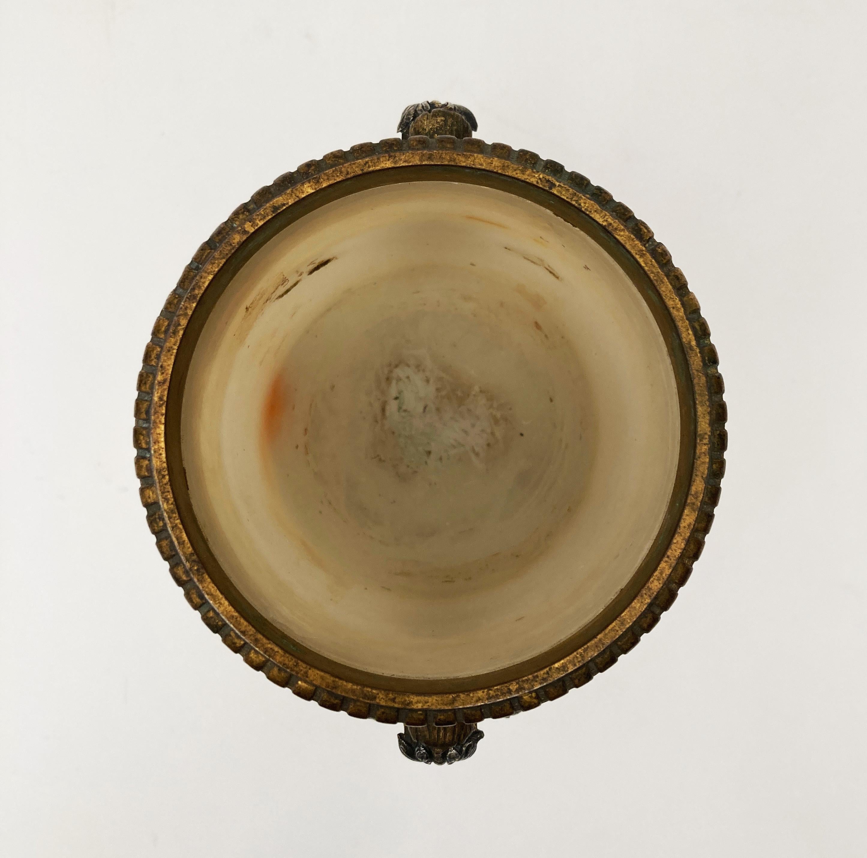 Mitte 19. Jh. Frühe französische versilberte & geäderte Bronze mit Honey Alabaster Vase im Angebot 6