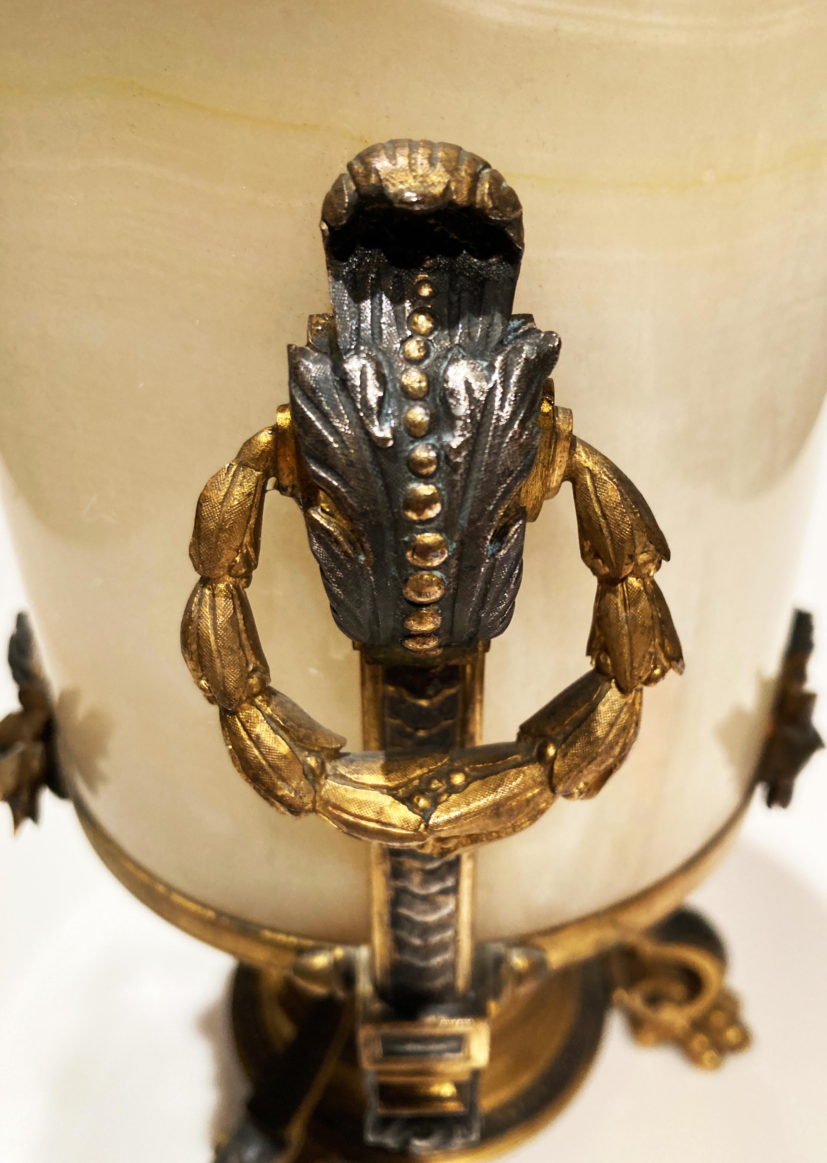 Für Liebhaber französischer Antiquitäten ist diese französische Vase aus dem 19. Jahrhundert aus versilberter und geäderter Bronze mit Honig-Alabaster ein wahres Schmuckstück! Diese Vase im Stil von Edouard Lievre wurde meisterhaft aus Bronzeguss