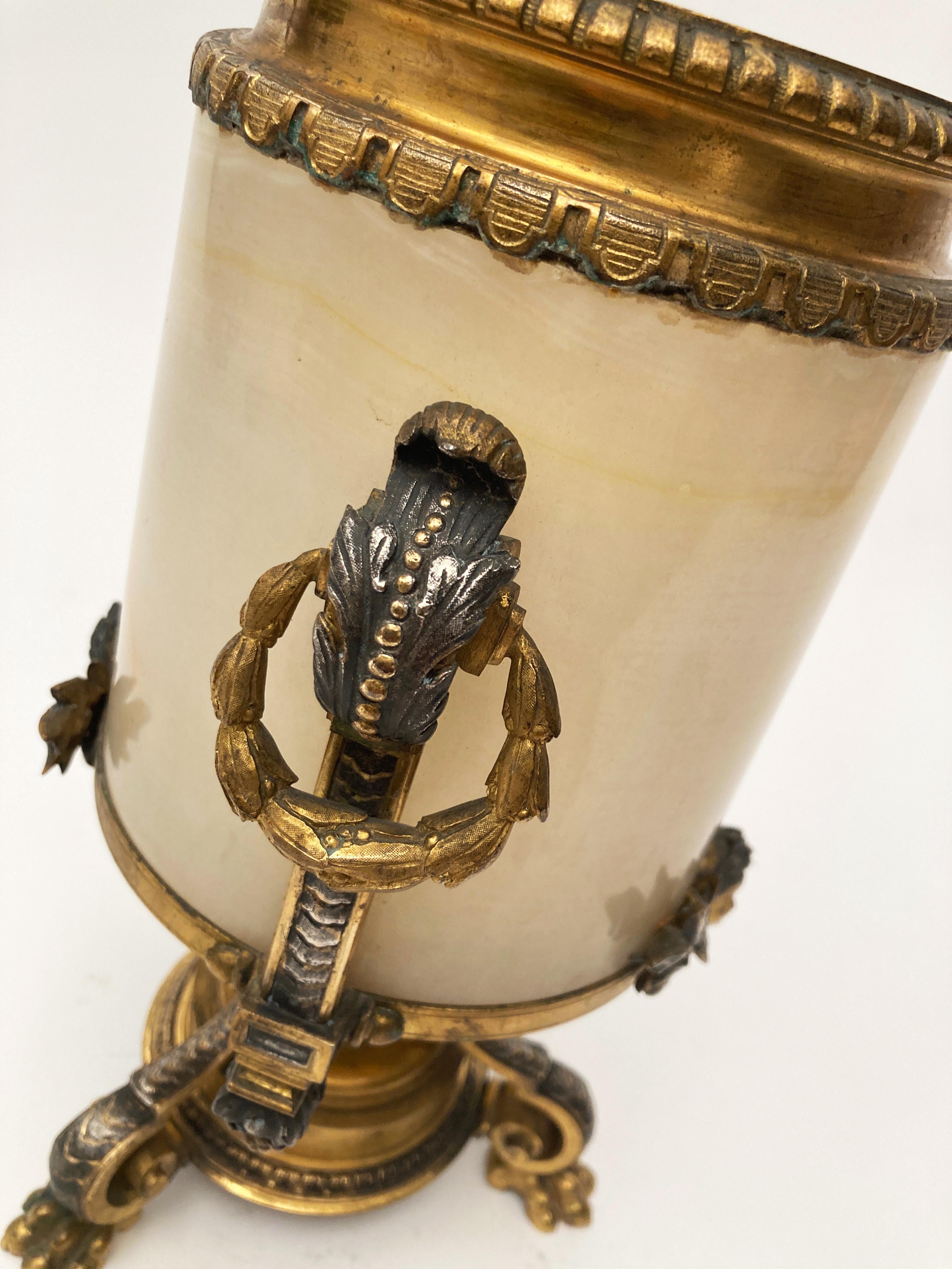 Français Milieu du 19ème siècle. Vase en bronze argenté et doré avec albâtre au miel. en vente