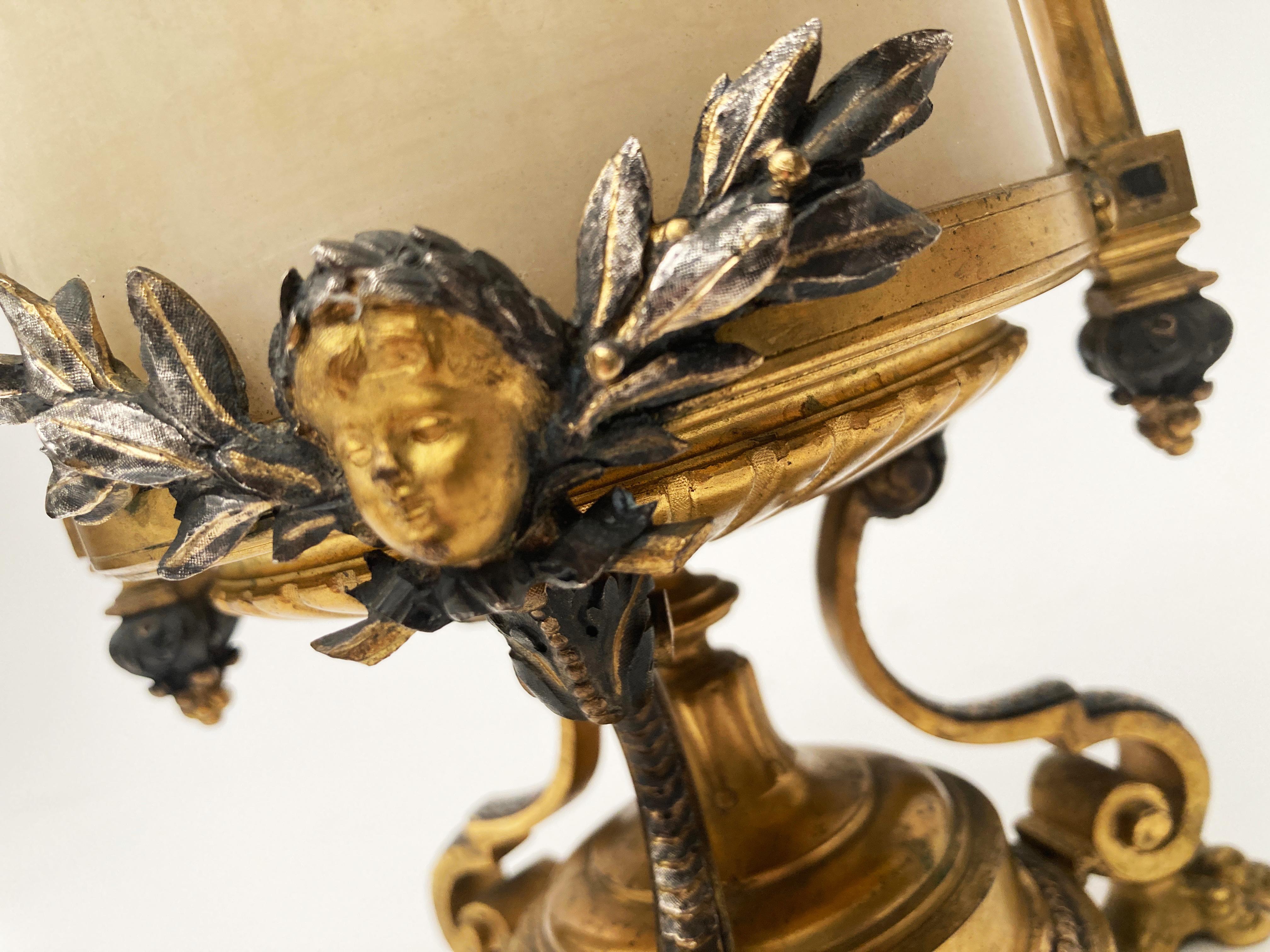 Milieu du 19ème siècle. Vase en bronze argenté et doré avec albâtre au miel. Bon état - En vente à Louisville, KY