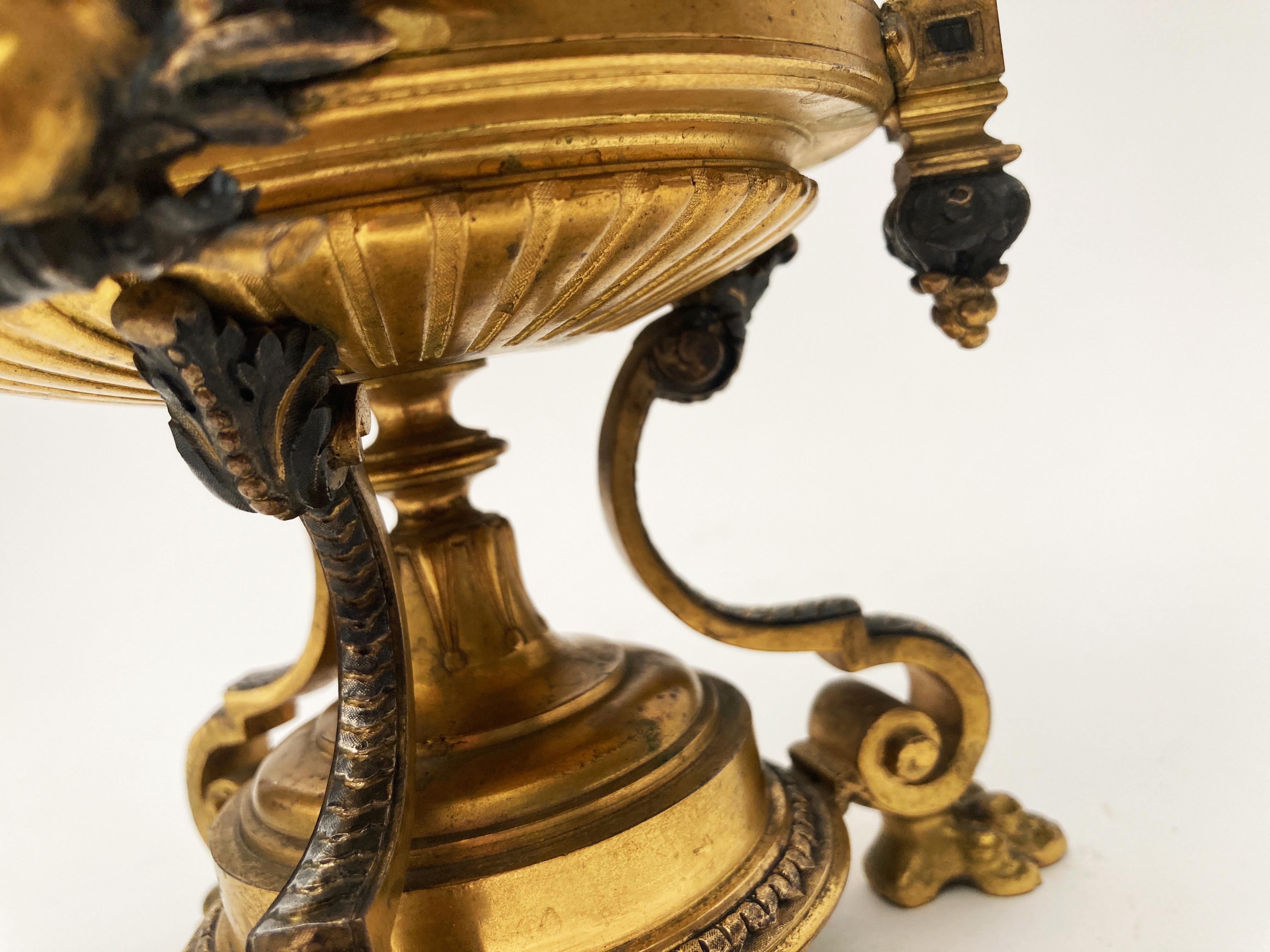 XIXe siècle Milieu du 19ème siècle. Vase en bronze argenté et doré avec albâtre au miel. en vente