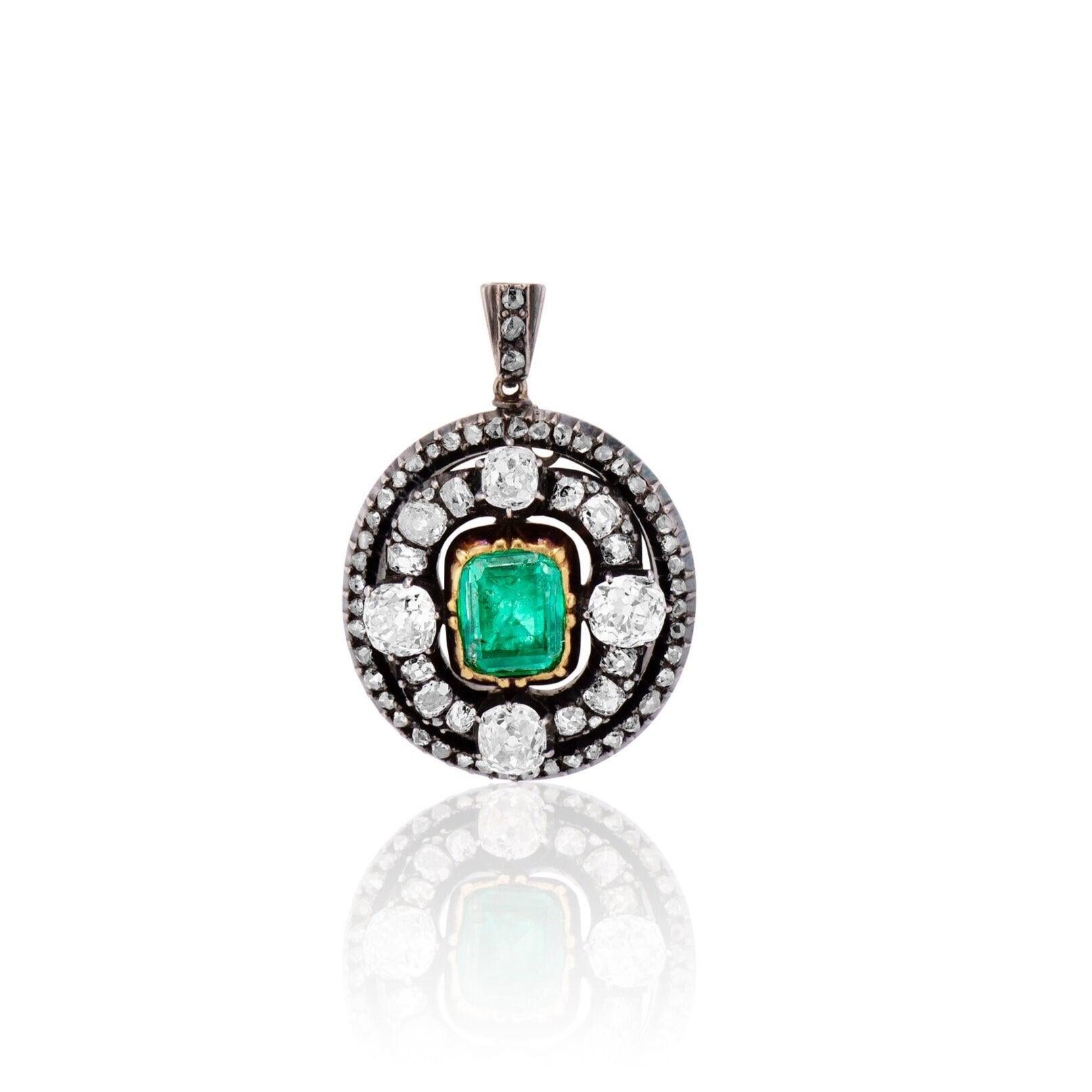 Ce pendentif royal du milieu du 19e siècle est centré sur une magnifique émeraude verte sertie en or. L'émeraude est présentée dans un cadre étincelant de diamants antiques de taille coussin de 2,20ctw aux points cardinaux, et entourée d'un halo de