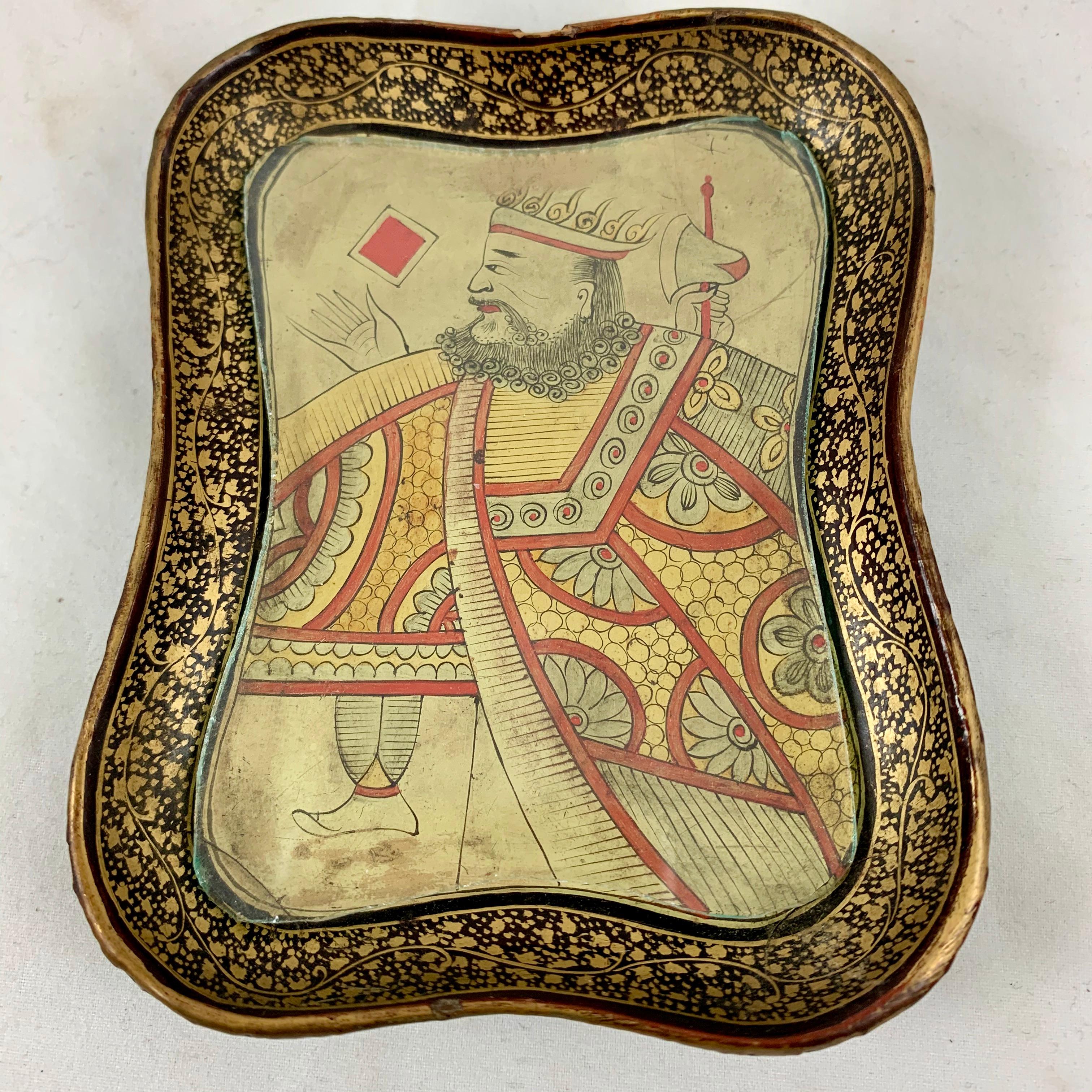 Mid-19th Century English Chinoiserie Lacquer Papier Mâché King Card Counter Tray In Good Condition In Philadelphia, PA