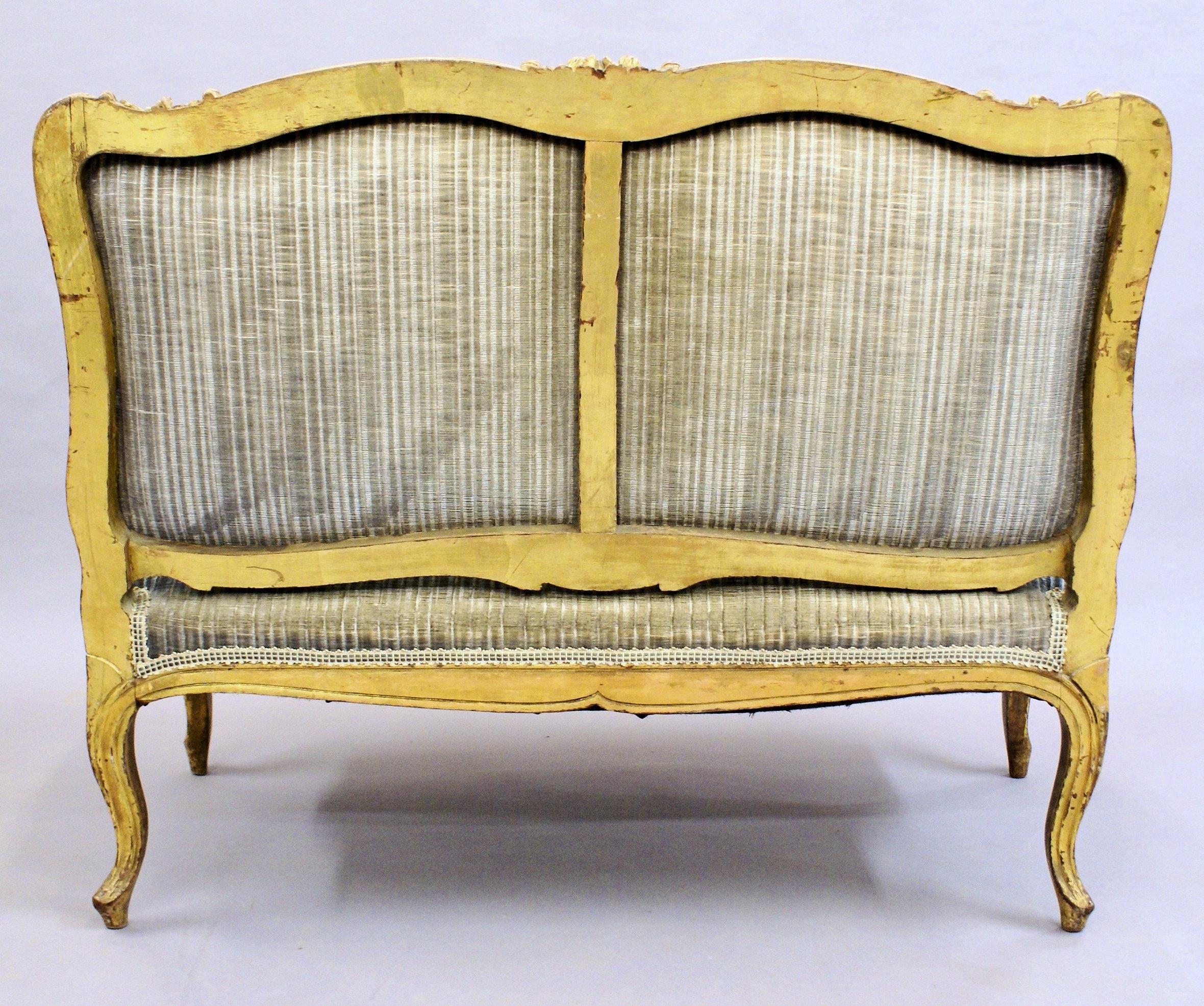 Tissu d'ameublement Canapé en bois doré français du milieu du 19e siècle en vente