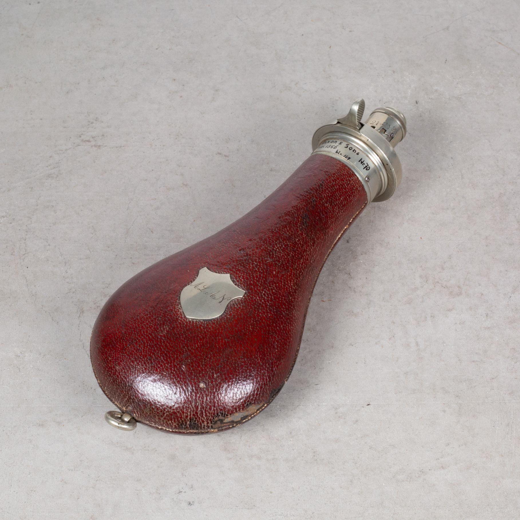 Über

Englische Schießpulverflasche aus der Mitte des 19. Jahrhunderts, in Leder eingewickelt, mit silberner Tülle und monogrammierter Silberplakette 