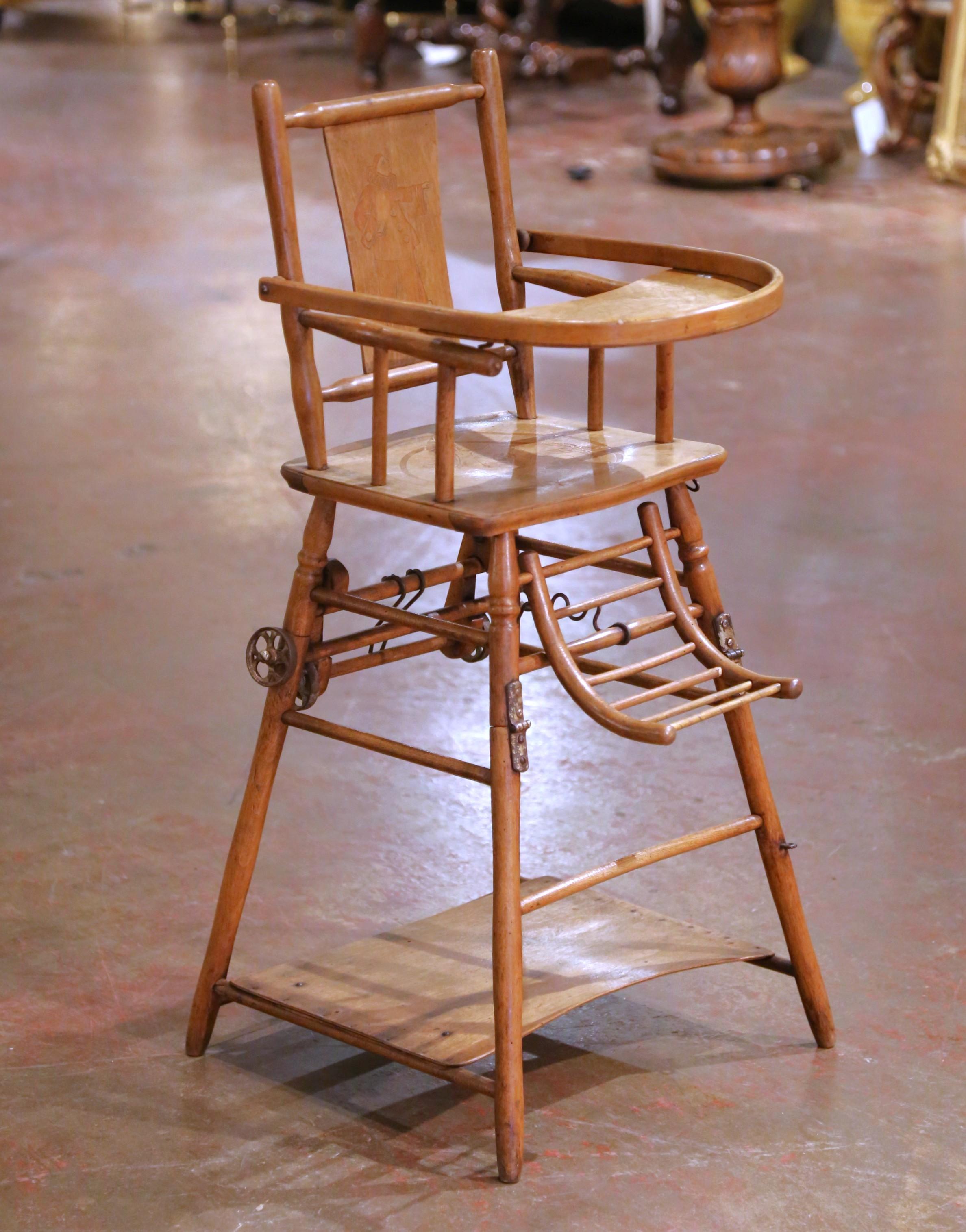 Un raro e multifunzionale seggiolone metamorfico francese in stile Louis Philippe, realizzato intorno al 1860 in legno massiccio di noce e frutta, entrambi con una patina calda e consumata dal tempo. Progettato in modo ingegnoso per trasformarsi da