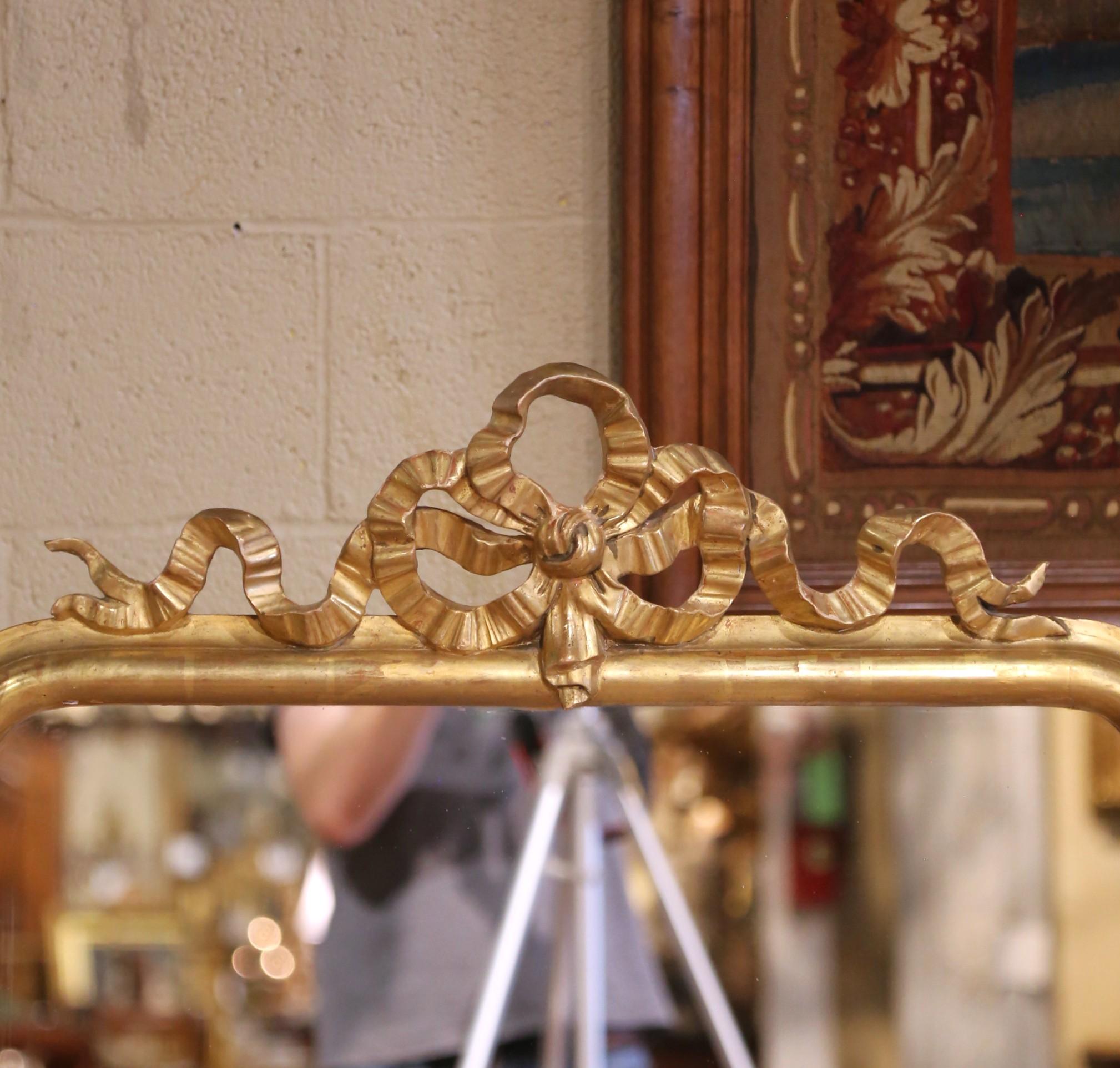 Francese Specchio da parete in legno dorato intagliato Luigi XVI della metà del XIX secolo con cresta a nastro in vendita