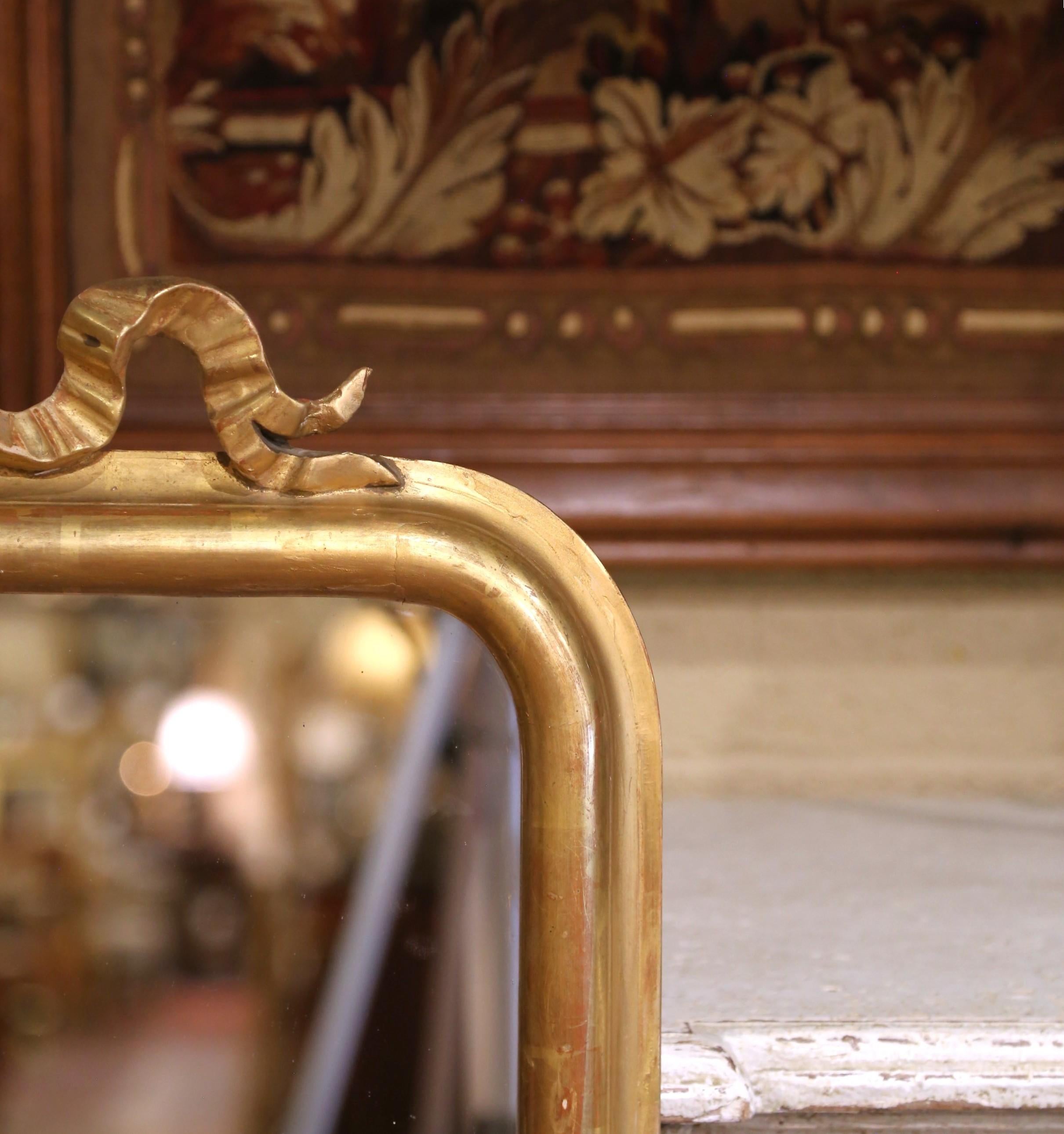 Intagliato a mano Specchio da parete in legno dorato intagliato Luigi XVI della metà del XIX secolo con cresta a nastro in vendita