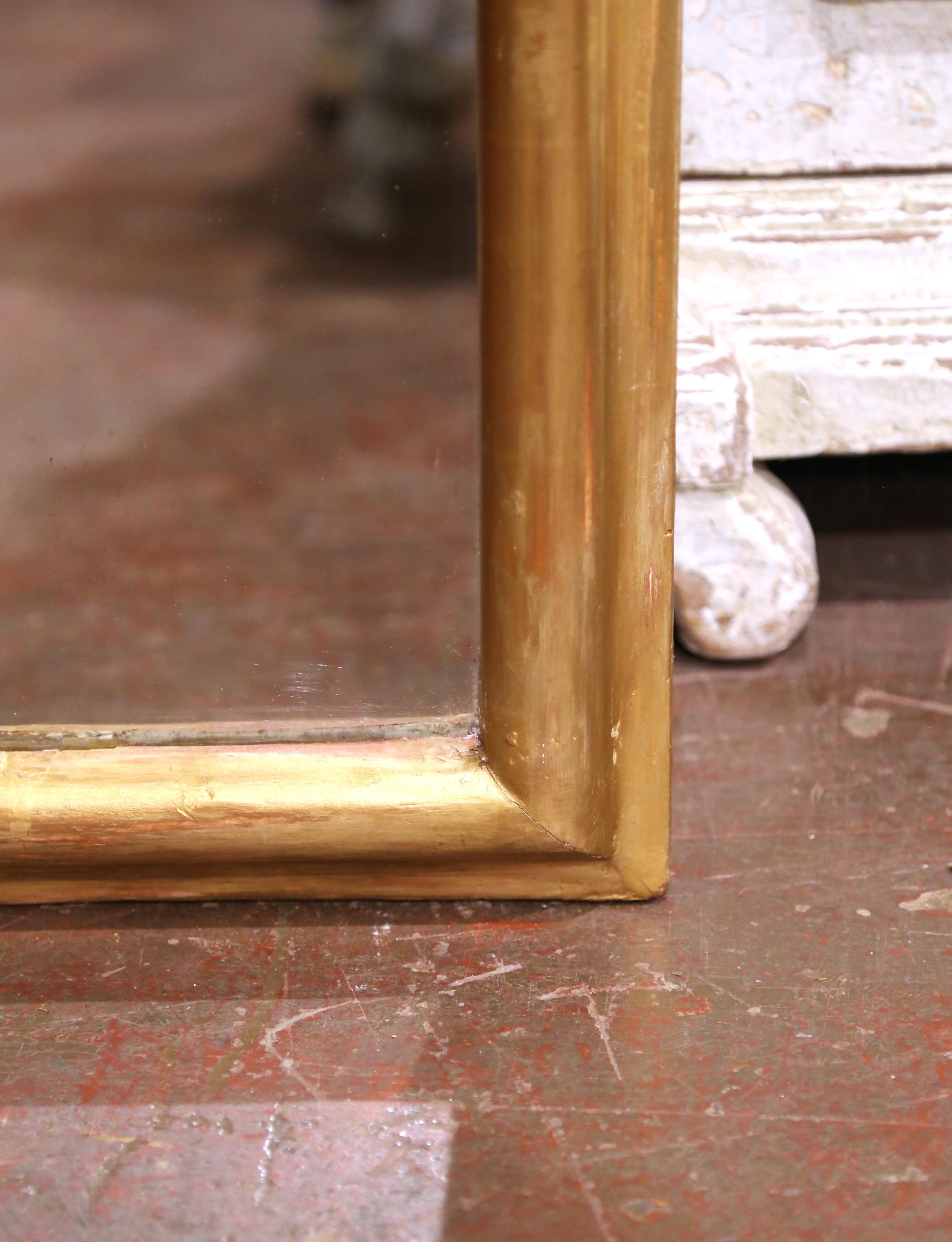 Vetro mercurizzato Specchio da parete in legno dorato intagliato Luigi XVI della metà del XIX secolo con cresta a nastro in vendita