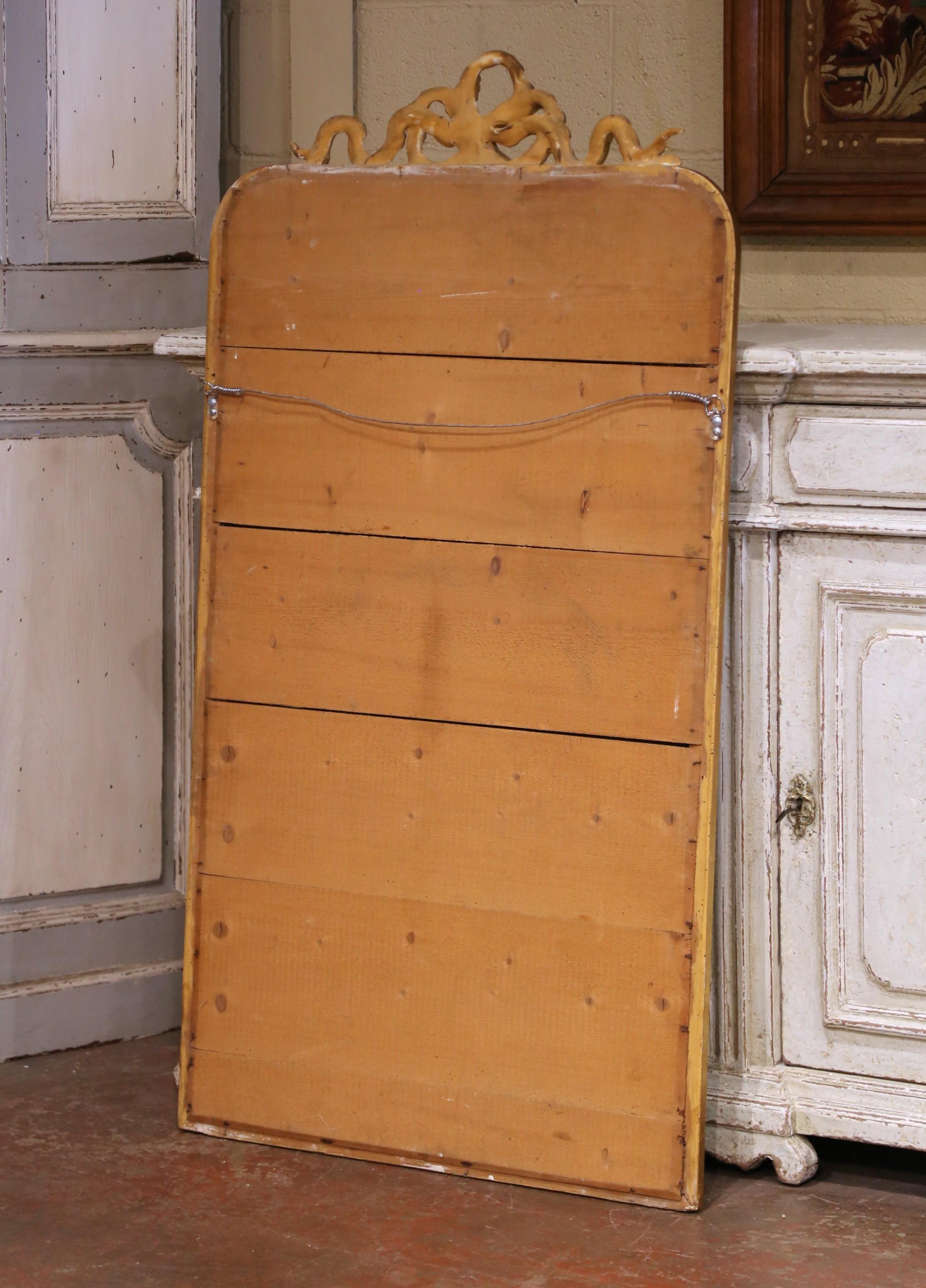 Specchio da parete in legno dorato intagliato Luigi XVI della metà del XIX secolo con cresta a nastro in vendita 1