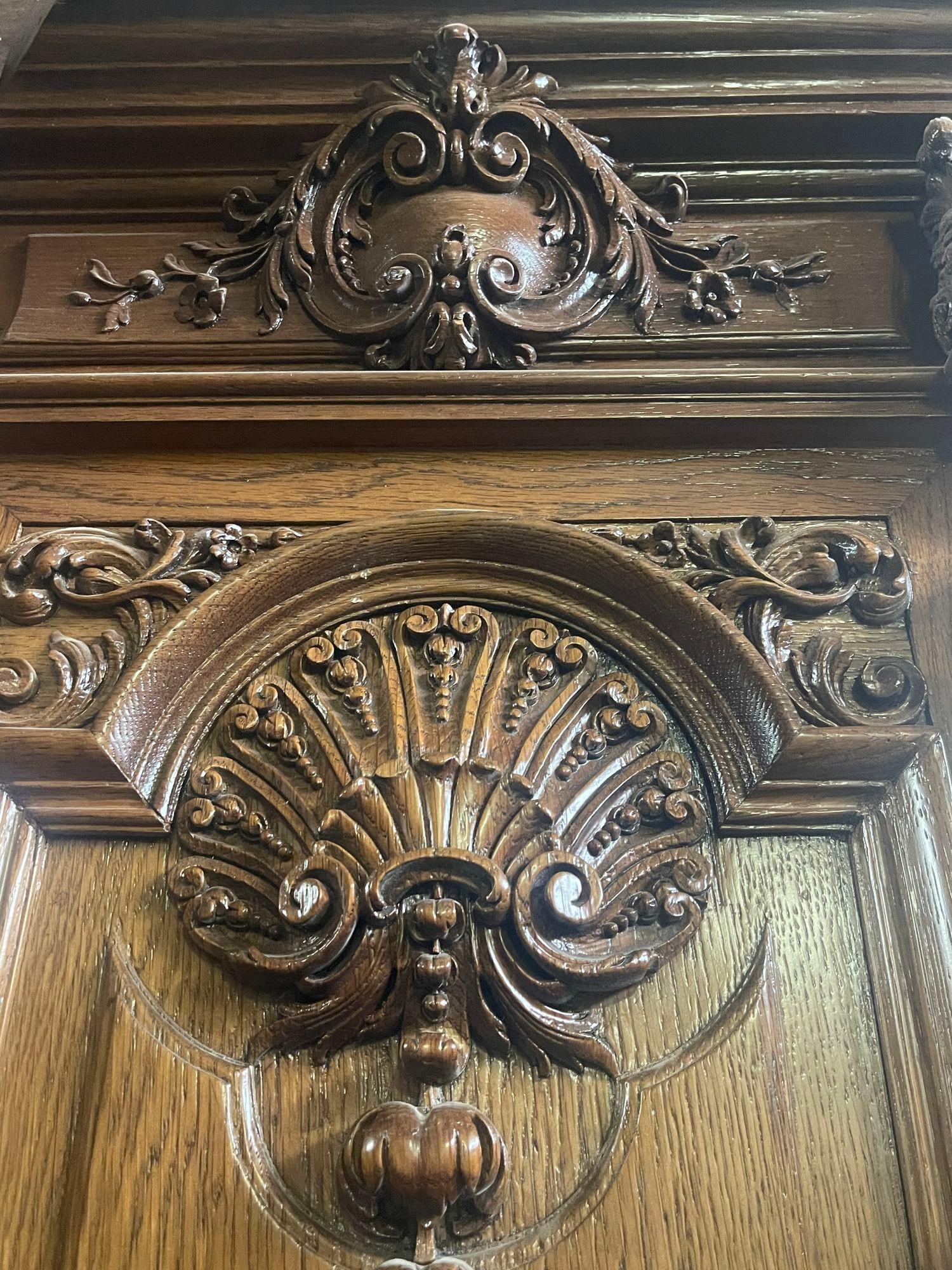 Francese Metà del XIX secolo. Albero da sala in Oak francese con specchio e dettagli intagliati a mano con eleganza in vendita
