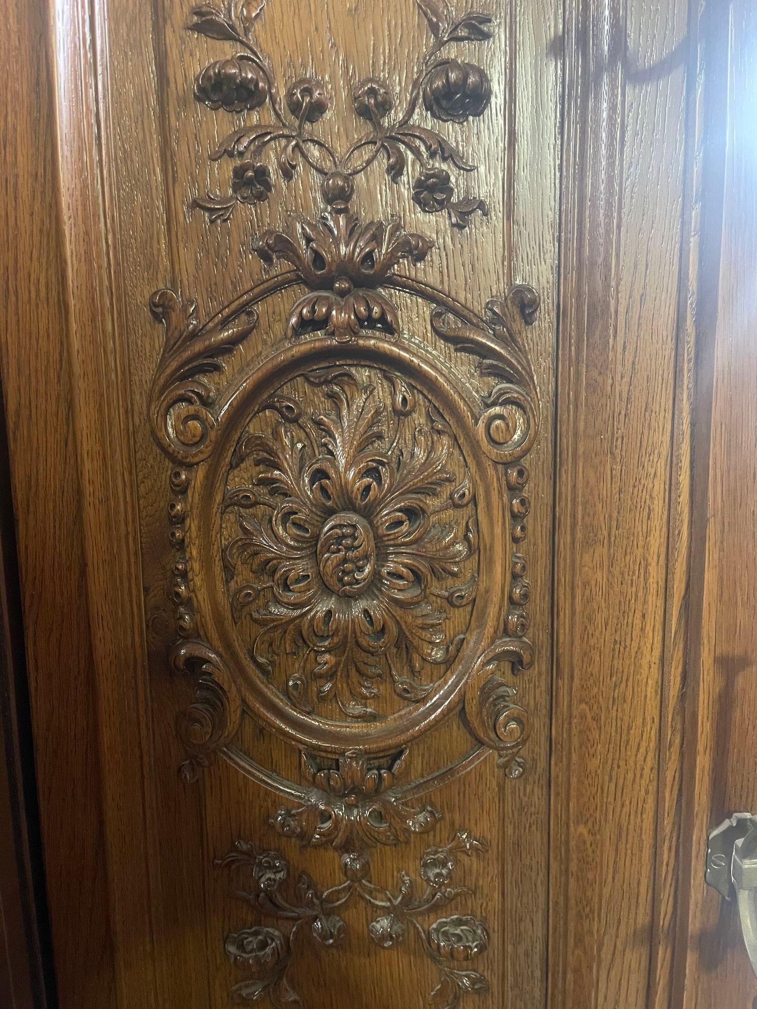 Metà del XIX secolo. Albero da sala in Oak francese con specchio e dettagli intagliati a mano con eleganza In condizioni buone in vendita a Los Angeles, CA