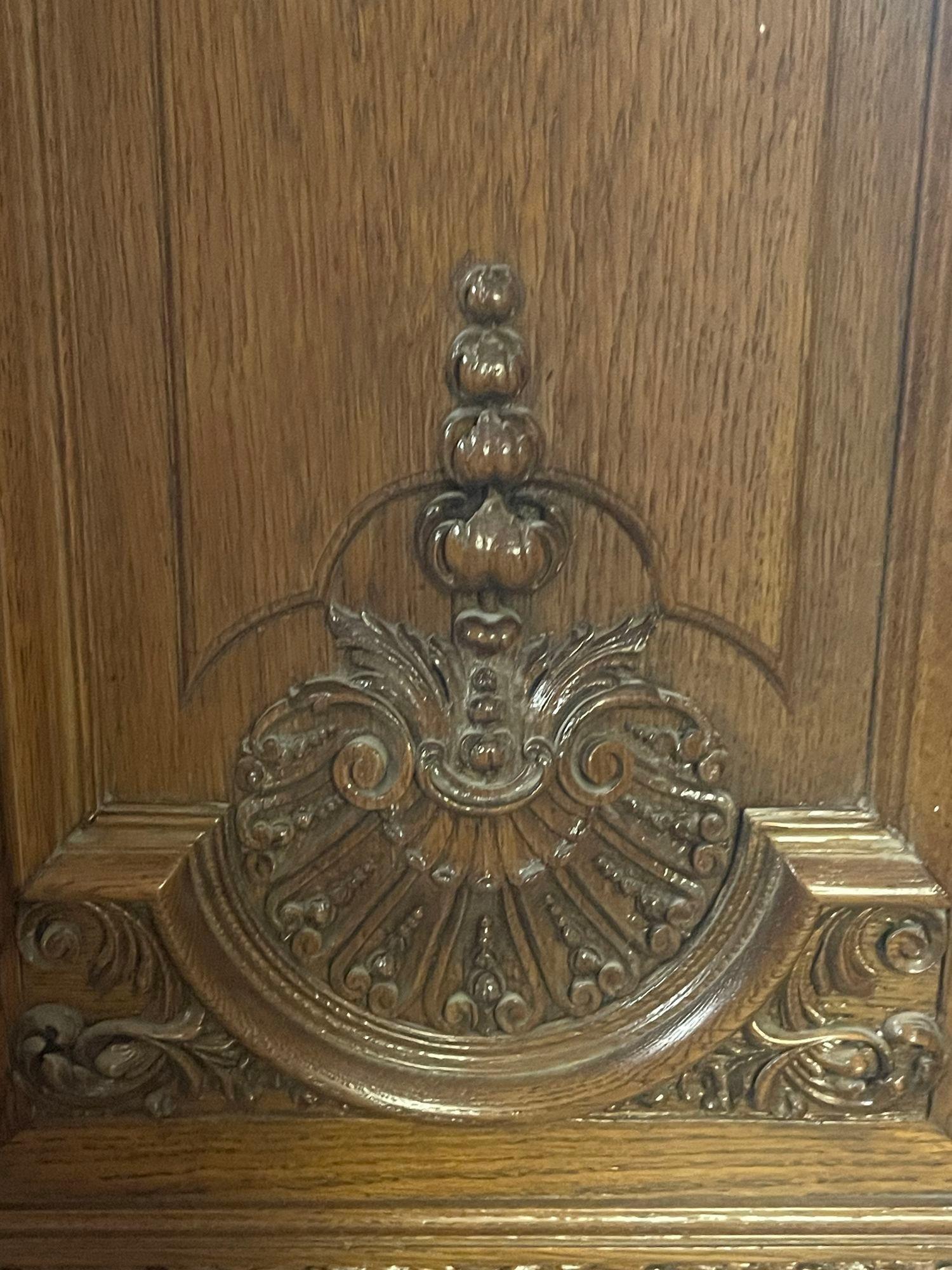 Quercia Metà del XIX secolo. Albero da sala in Oak francese con specchio e dettagli intagliati a mano con eleganza in vendita