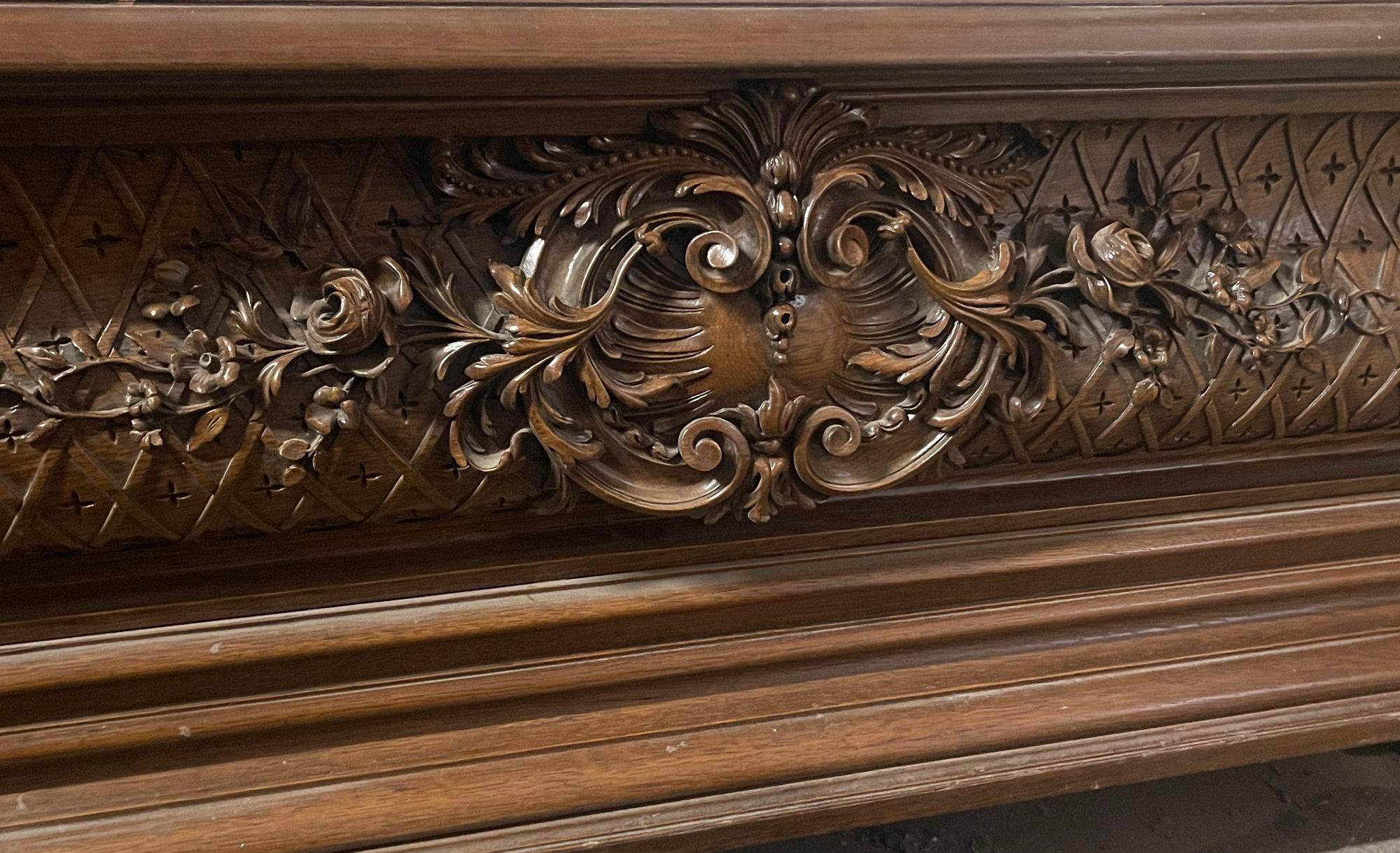 Metà del XIX secolo. Albero da sala in Oak francese con specchio e dettagli intagliati a mano con eleganza in vendita 1