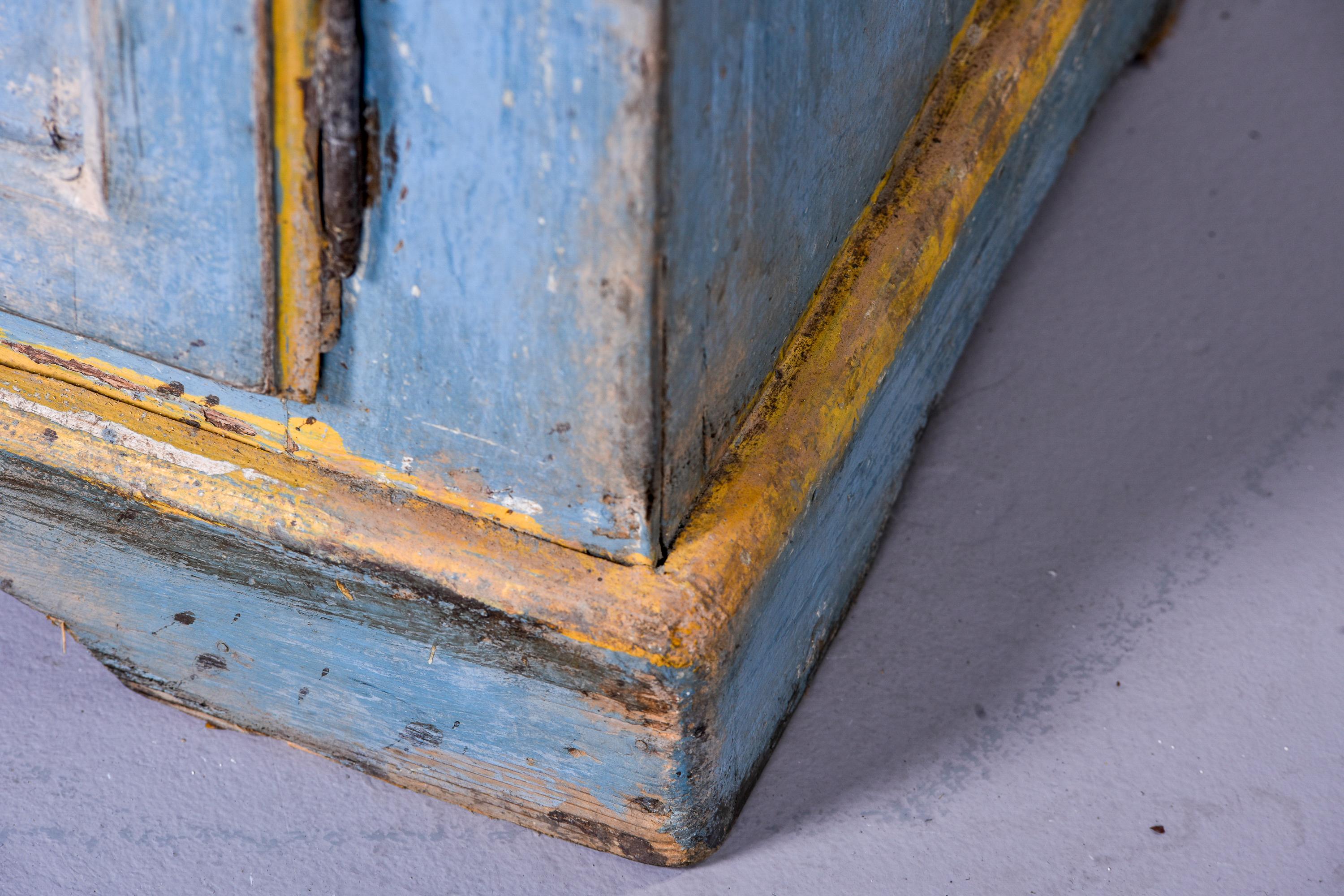 Italienisches blau lackiertes Schrank mit Metallgittertüren aus der Mitte des 19. Jahrhunderts 7