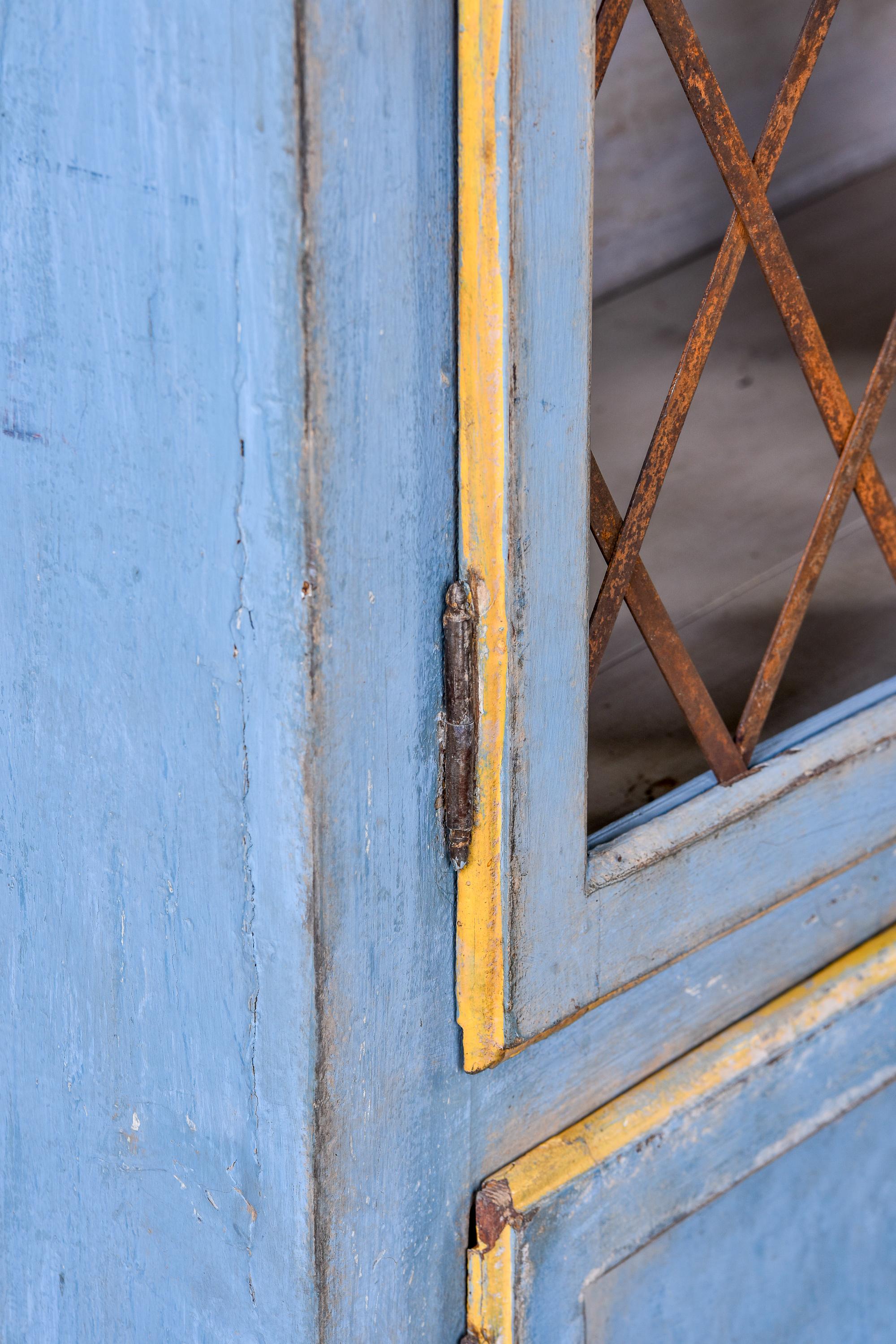 Italienisches blau lackiertes Schrank mit Metallgittertüren aus der Mitte des 19. Jahrhunderts 9