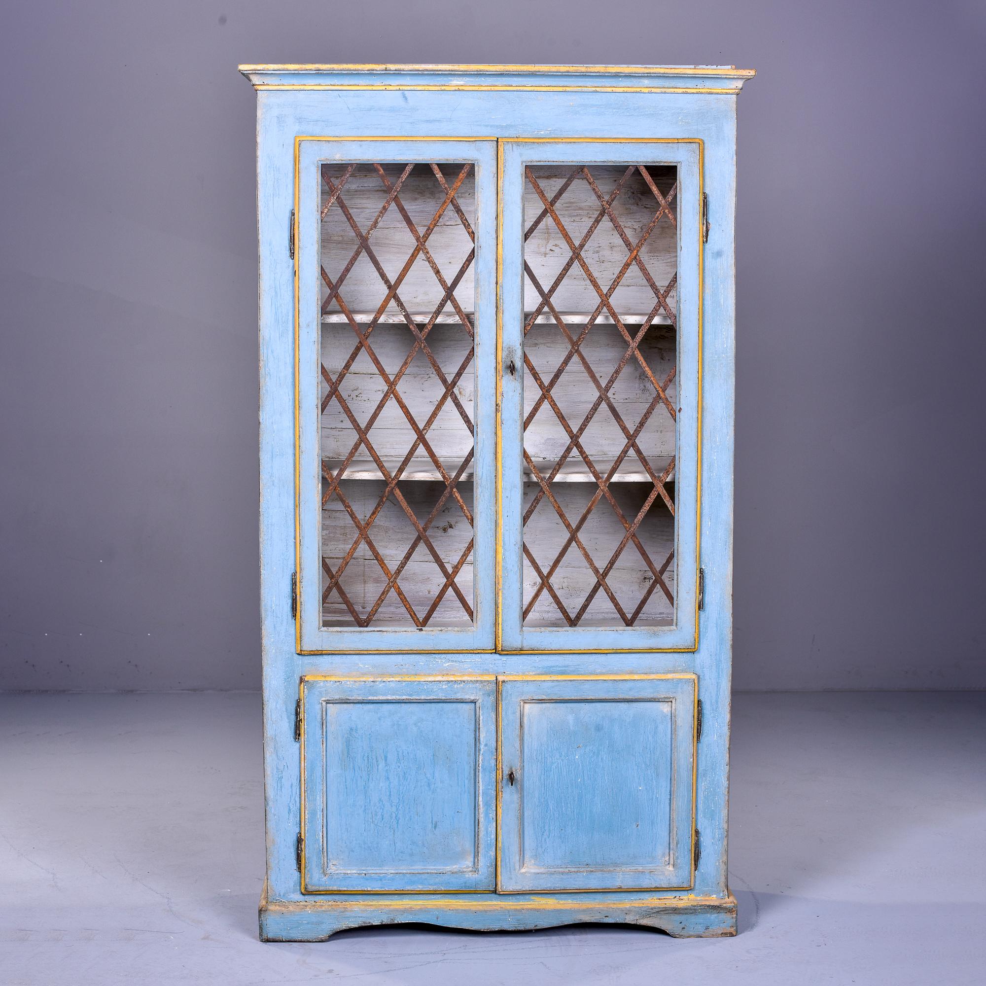 Mitte des 19. Jh. Italienischer blau lackierter Schrank mit Metallgittertüren.

Dieser hohe bemalte Schrank aus der Zeit um 1850 wurde in Italien gefunden und stammt aus der Region Bologna. Das Oberteil hat einen Giebelaufsatz, ein funktionelles