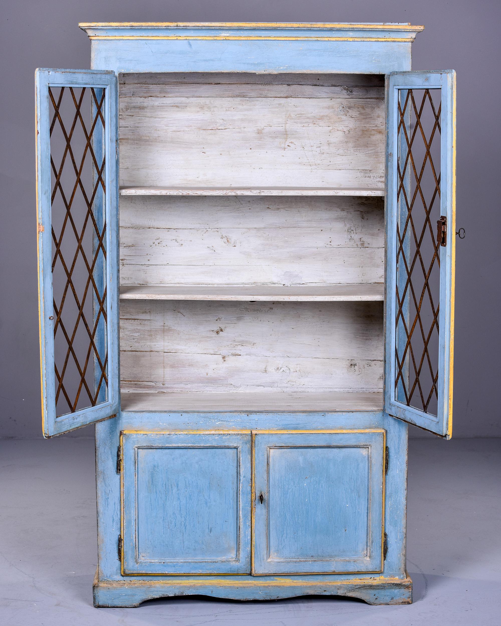 Italienisches blau lackiertes Schrank mit Metallgittertüren aus der Mitte des 19. Jahrhunderts 2