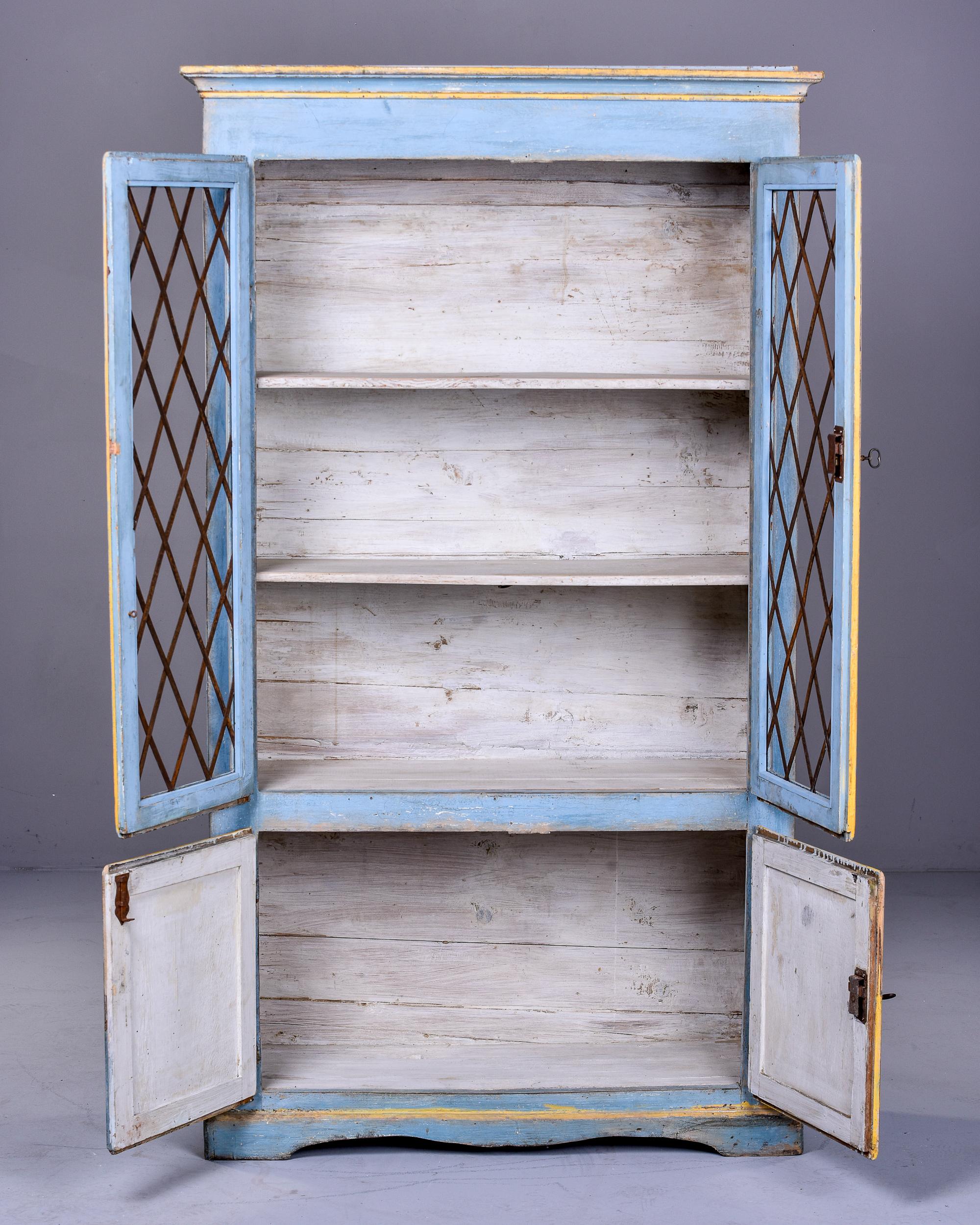 Italienisches blau lackiertes Schrank mit Metallgittertüren aus der Mitte des 19. Jahrhunderts 3