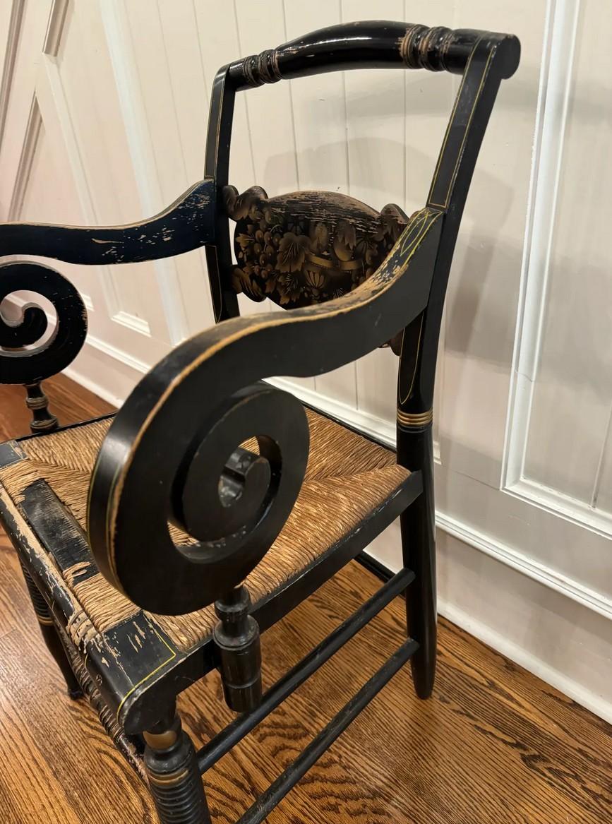 Doré Mid-19th C. Signed Hitchcock Black & Gold-Stenciled Rush Armchair (Fauteuil en jonc noir et or) en vente
