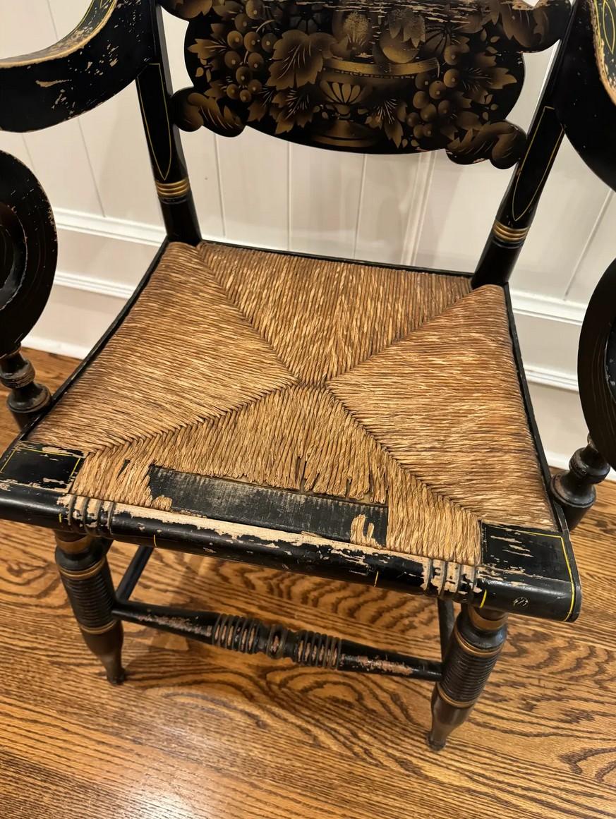 XVIIIe siècle Mid-19th C. Signed Hitchcock Black & Gold-Stenciled Rush Armchair (Fauteuil en jonc noir et or) en vente
