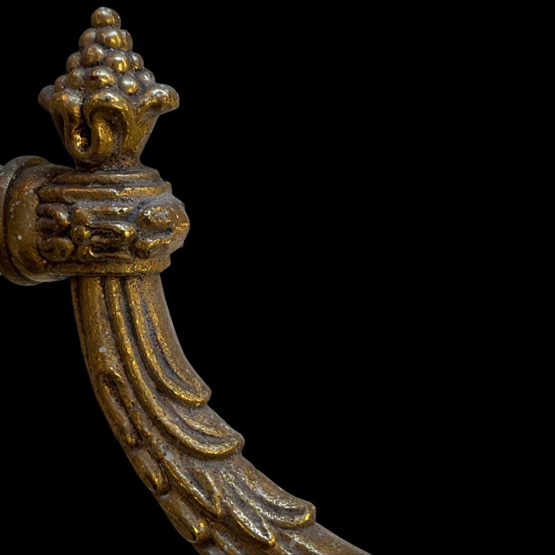 Luci da parete in ottone ornato a 3 bracci della metà del XIX secolo in vendita 1