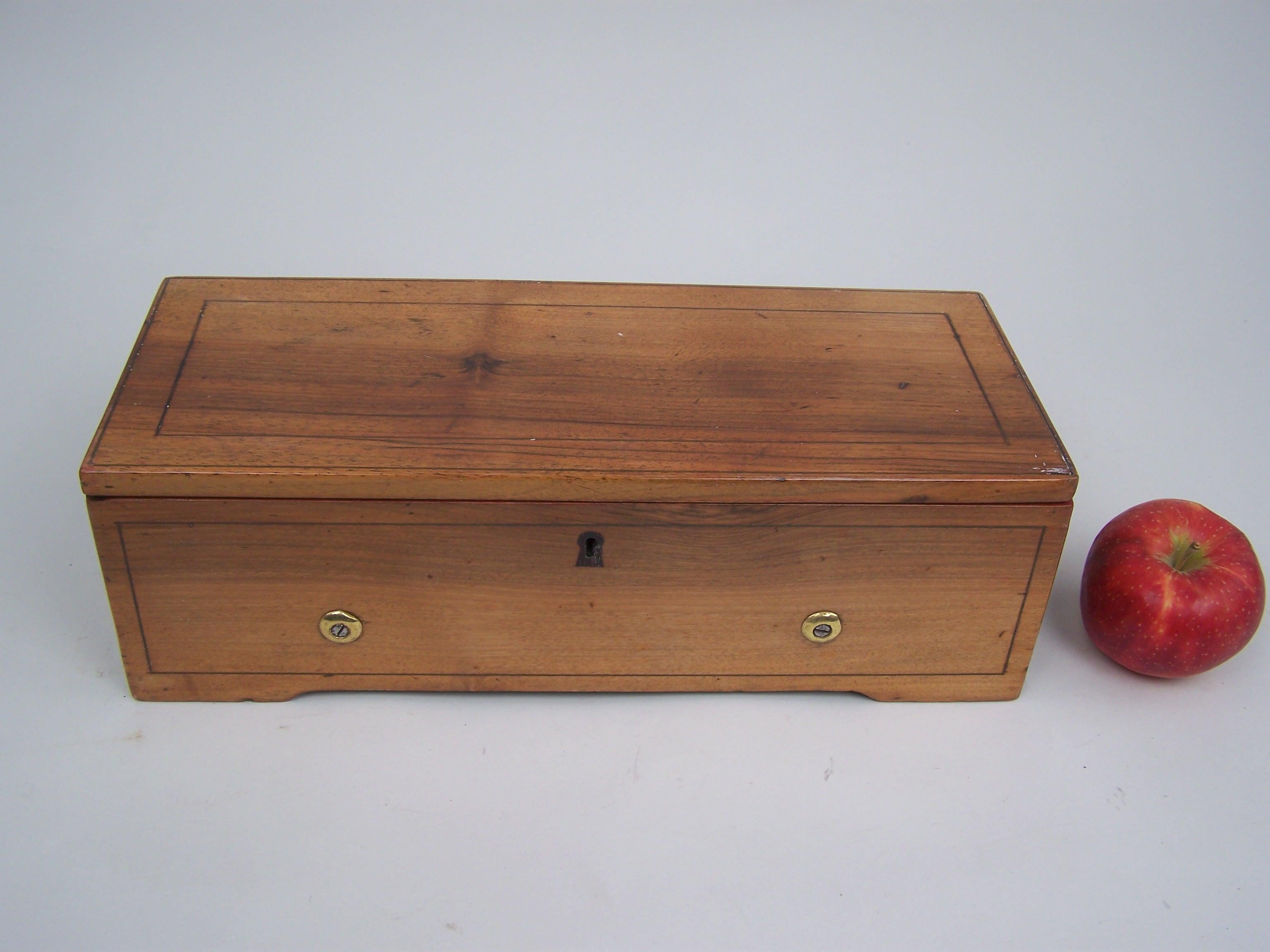 diese frühe Spieldose spielt 4 fröhliche Melodien auf einem 20,5 cm langen Zylinder, wie sie auf der originalen Melodiekarte angegeben sind. Nicole Freres war der führende Hersteller von Spieldosen im 19. Jahrhundert und baute Dosen von sehr guter