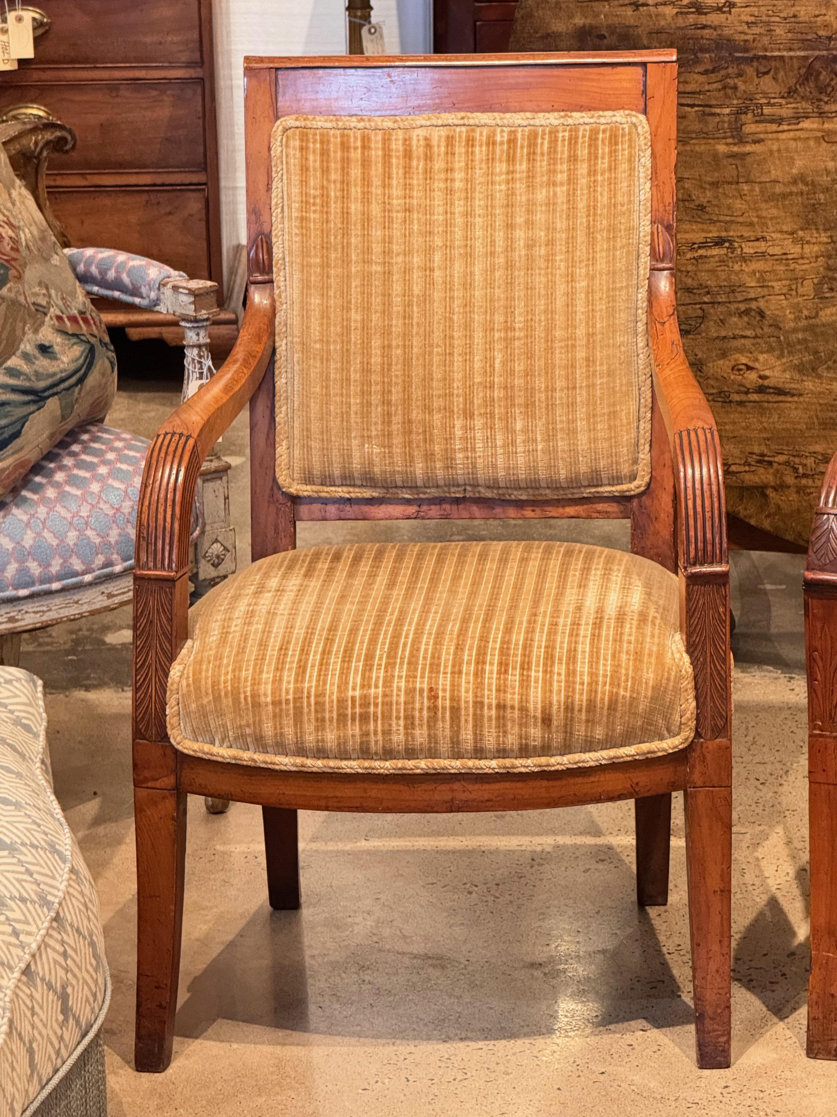 Francese Metà del XIX secolo Una coppia di fauteuil in stile impero con dettagli intagliati sulle braccia in vendita