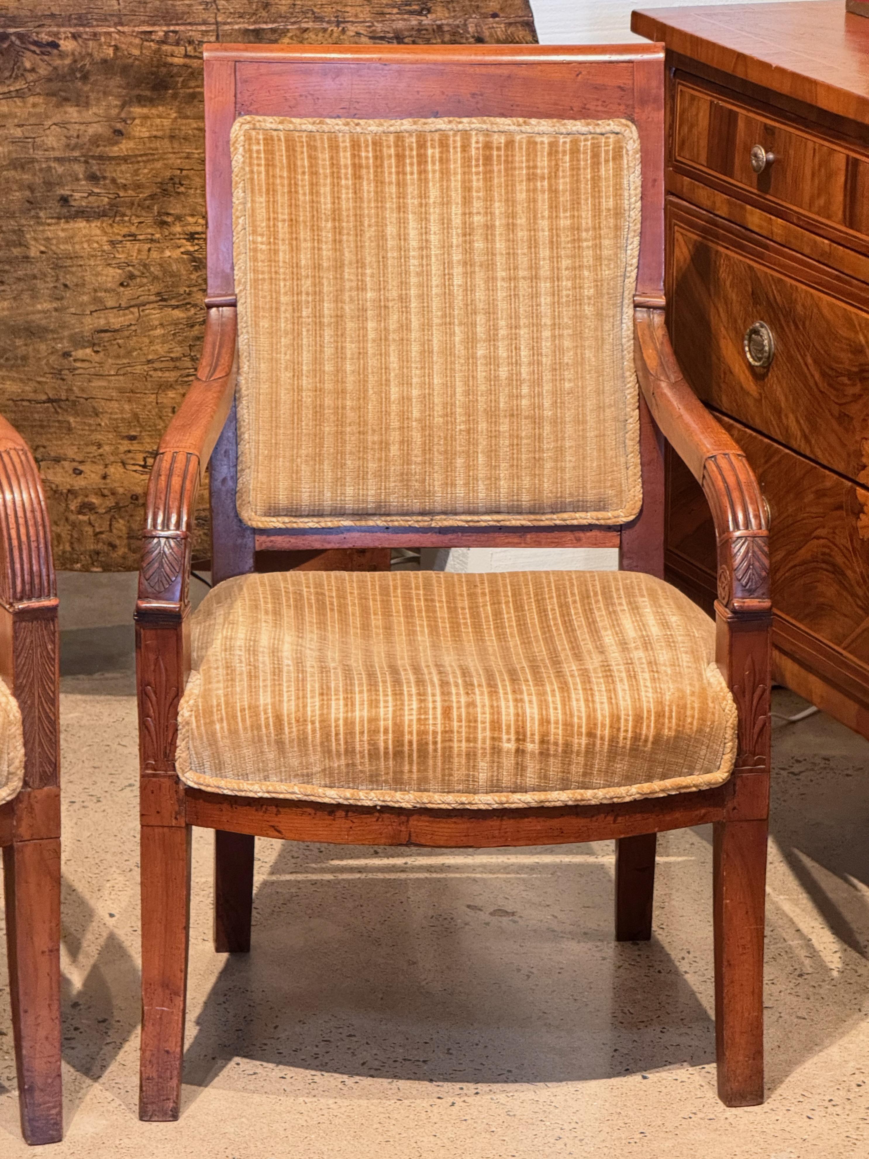 Metà del XIX secolo Una coppia di fauteuil in stile impero con dettagli intagliati sulle braccia In condizioni buone in vendita a Charlottesville, VA