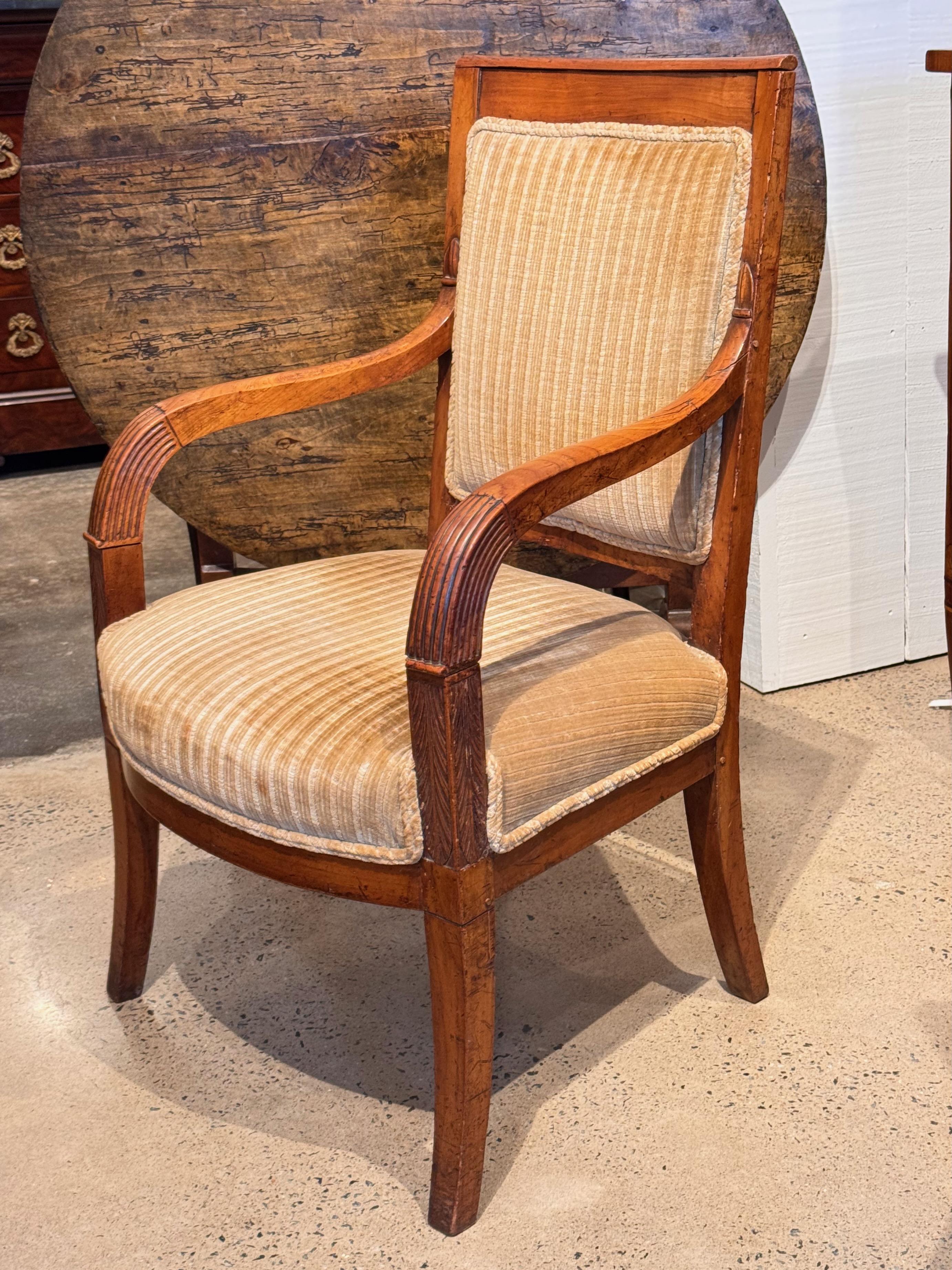 Tappezzeria Metà del XIX secolo Una coppia di fauteuil in stile impero con dettagli intagliati sulle braccia in vendita