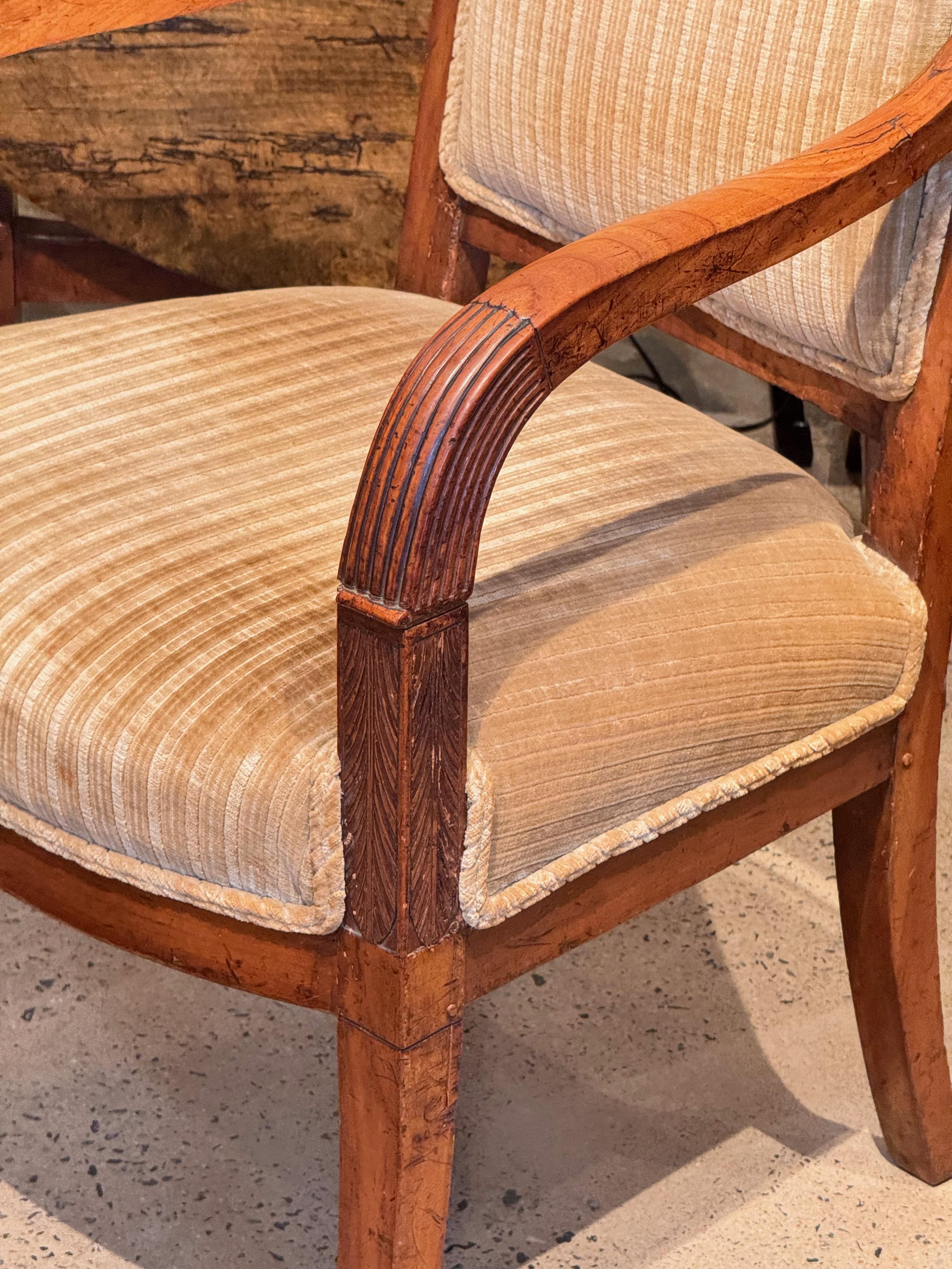 Metà del XIX secolo Una coppia di fauteuil in stile impero con dettagli intagliati sulle braccia in vendita 1