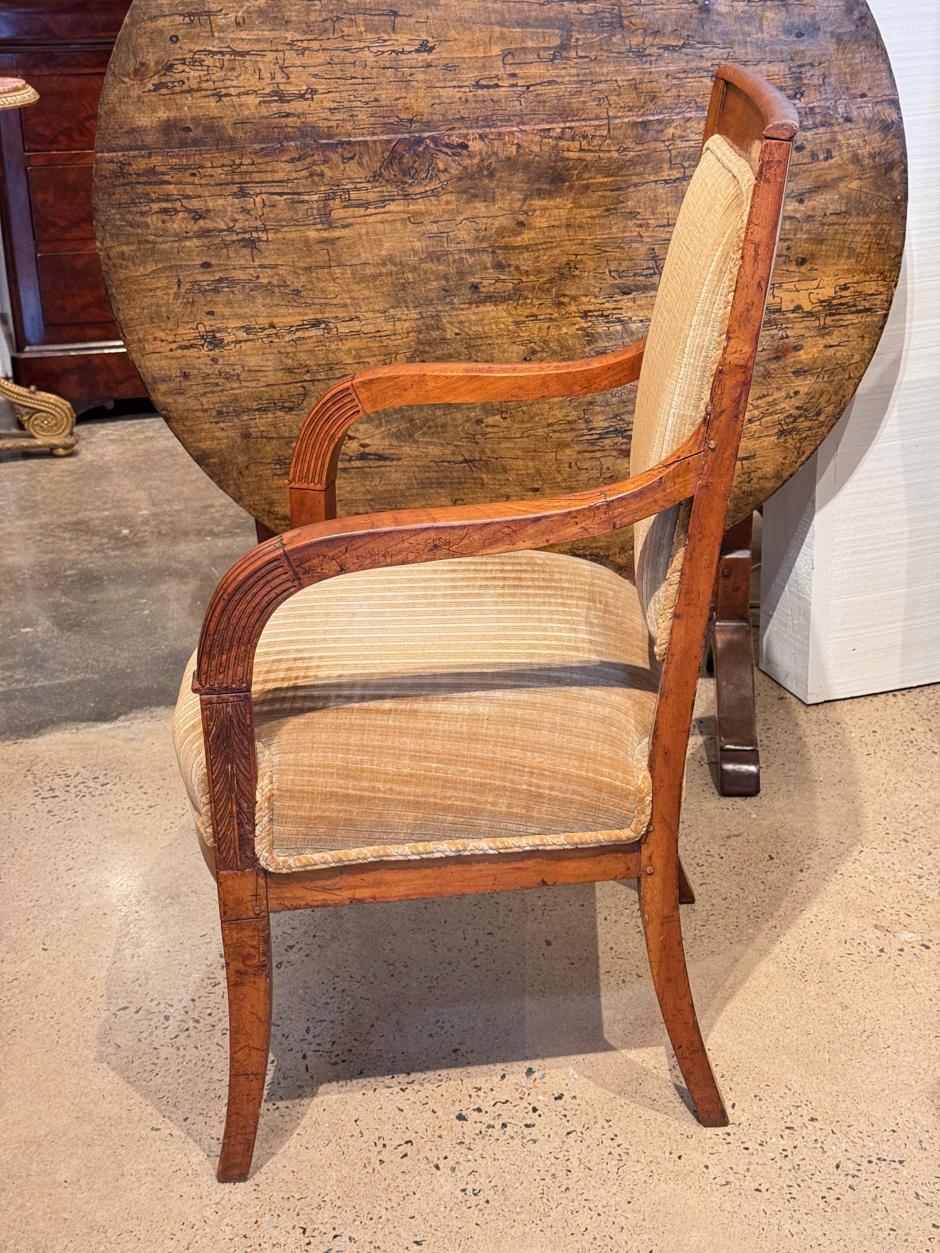 Metà del XIX secolo Una coppia di fauteuil in stile impero con dettagli intagliati sulle braccia in vendita 2