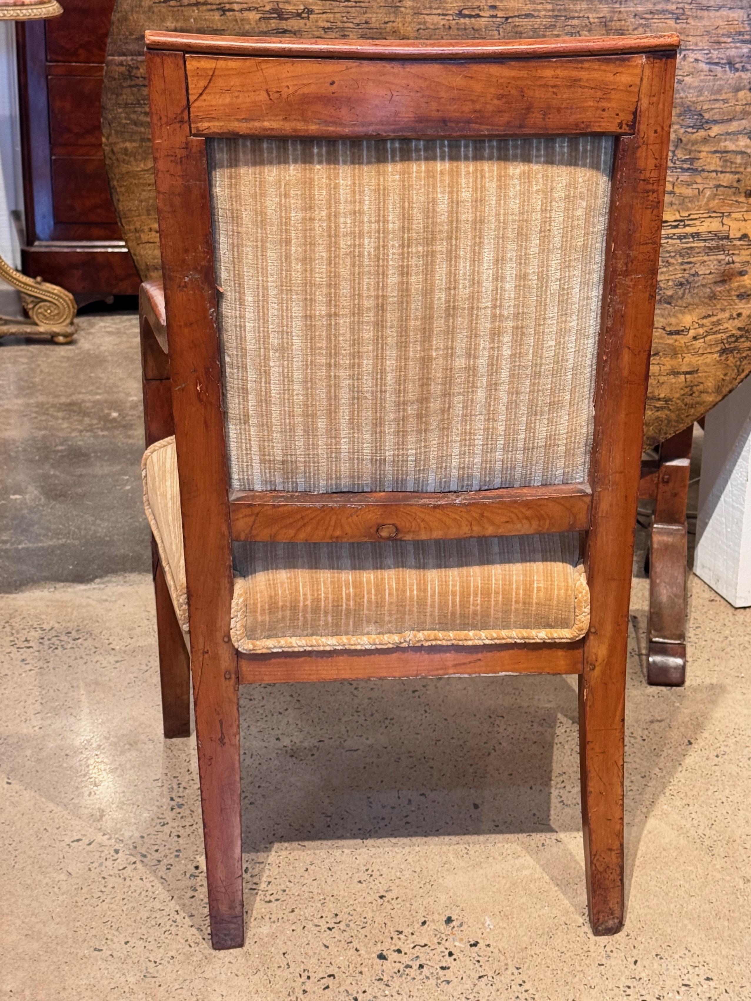 Metà del XIX secolo Una coppia di fauteuil in stile impero con dettagli intagliati sulle braccia in vendita 3