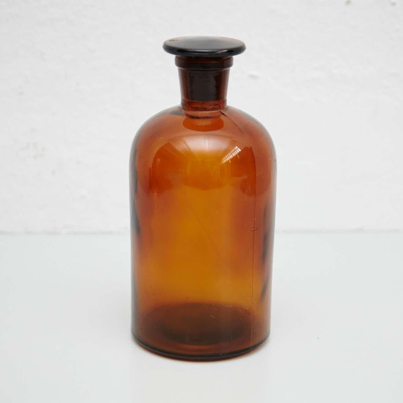 Bottiglia in vetro speziale ambrato della metà del XIX secolo con coperchio.  Di un produttore sconosciuto proveniente dalla Francia.    In condizioni originali, con lievi usure dovute all'età e all'uso, che conservano una bella patina.   