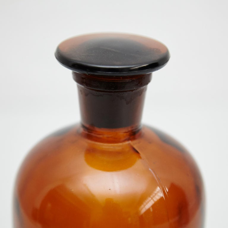 French Mid-19th Century Amber Apothecary Glass Bottle with Lid