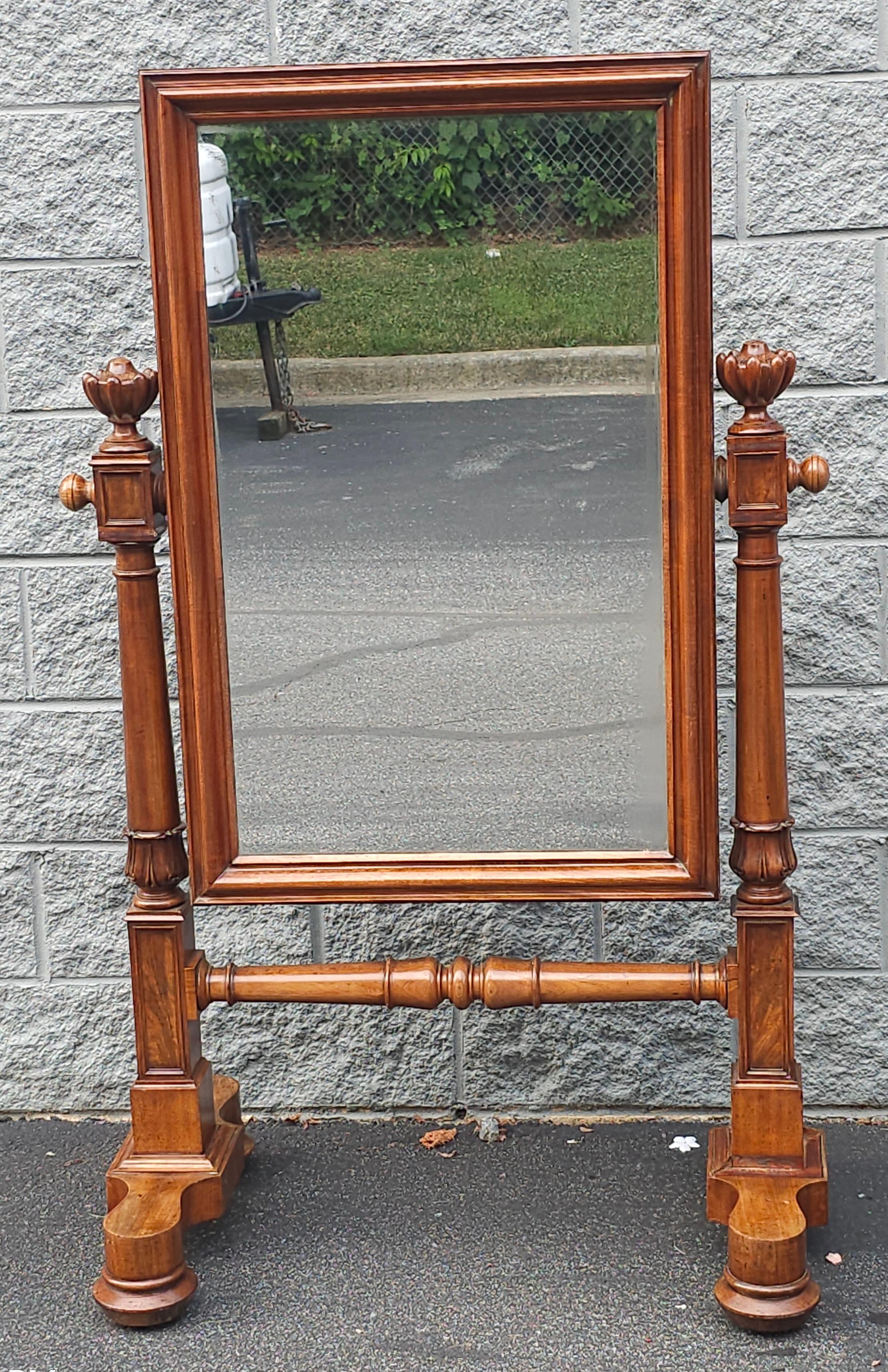 Stile impero americano Specchio chevale in mogano Impero americano della metà del XIX secolo, CIRCA 1870 in vendita