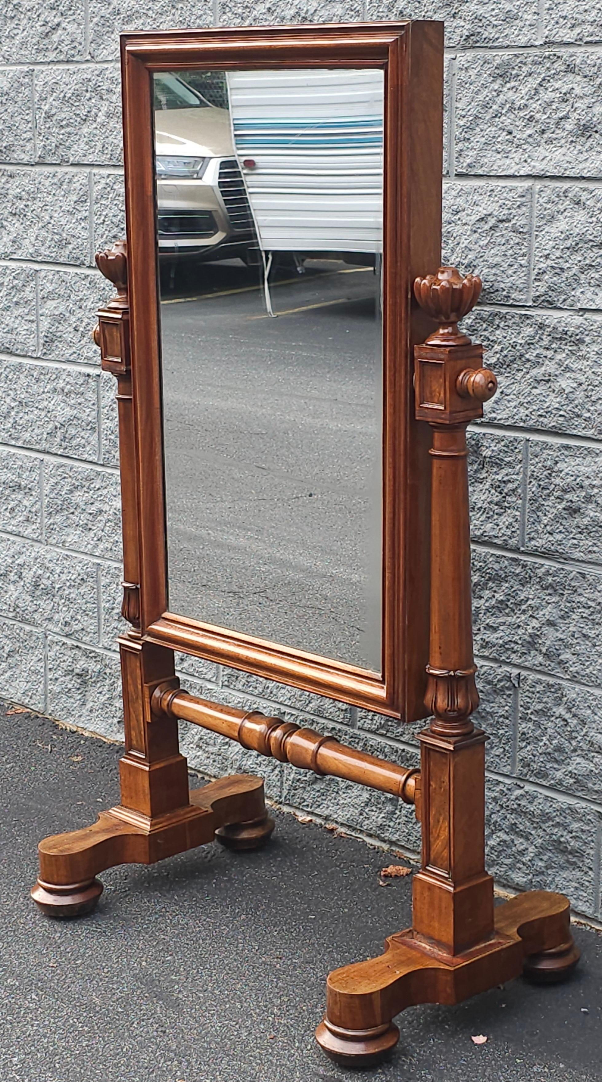 Intagliato Specchio chevale in mogano Impero americano della metà del XIX secolo, CIRCA 1870 in vendita