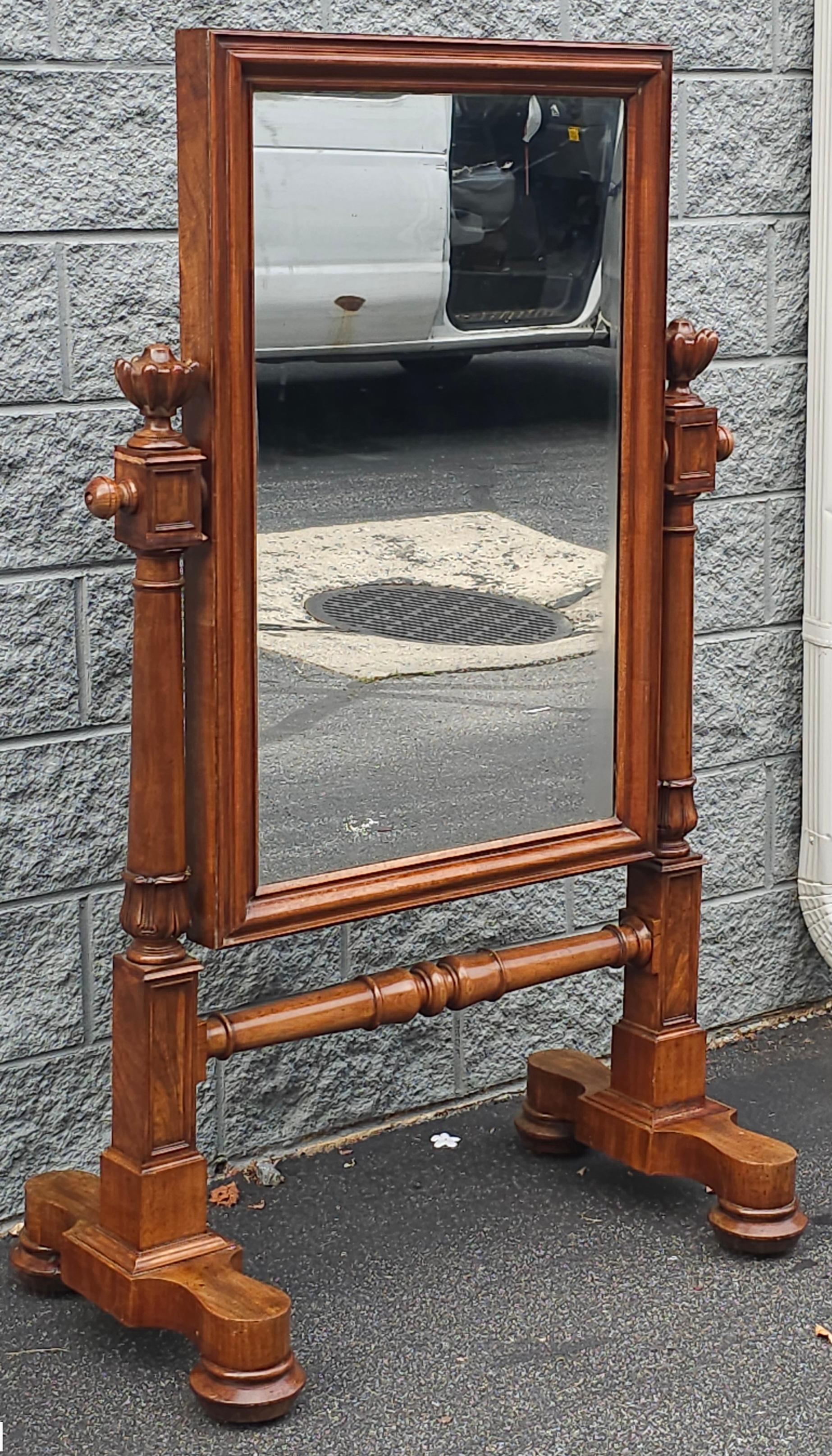 Specchio chevale in mogano Impero americano della metà del XIX secolo, CIRCA 1870 In condizioni buone in vendita a Germantown, MD