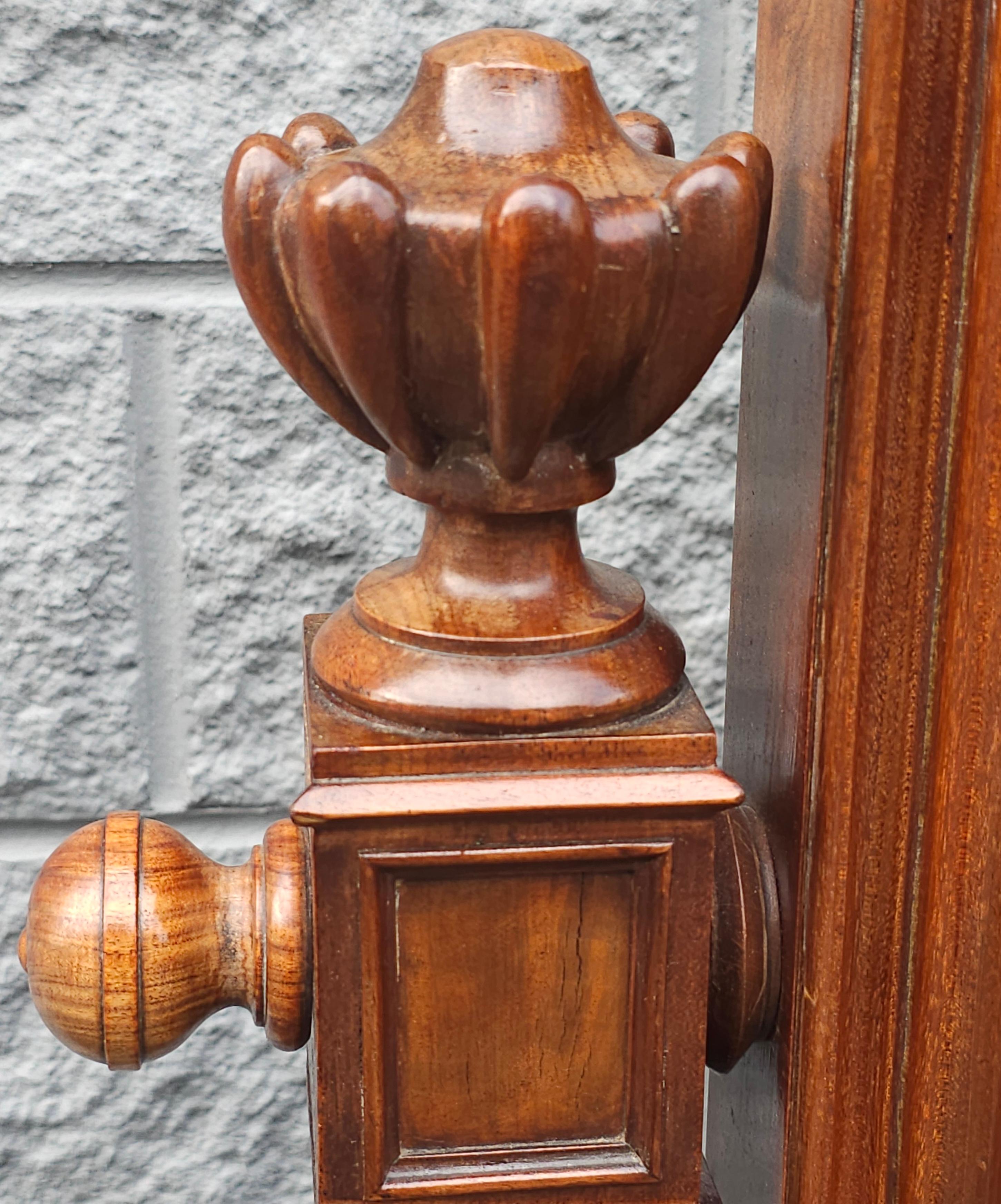 Specchio chevale in mogano Impero americano della metà del XIX secolo, CIRCA 1870 in vendita 1