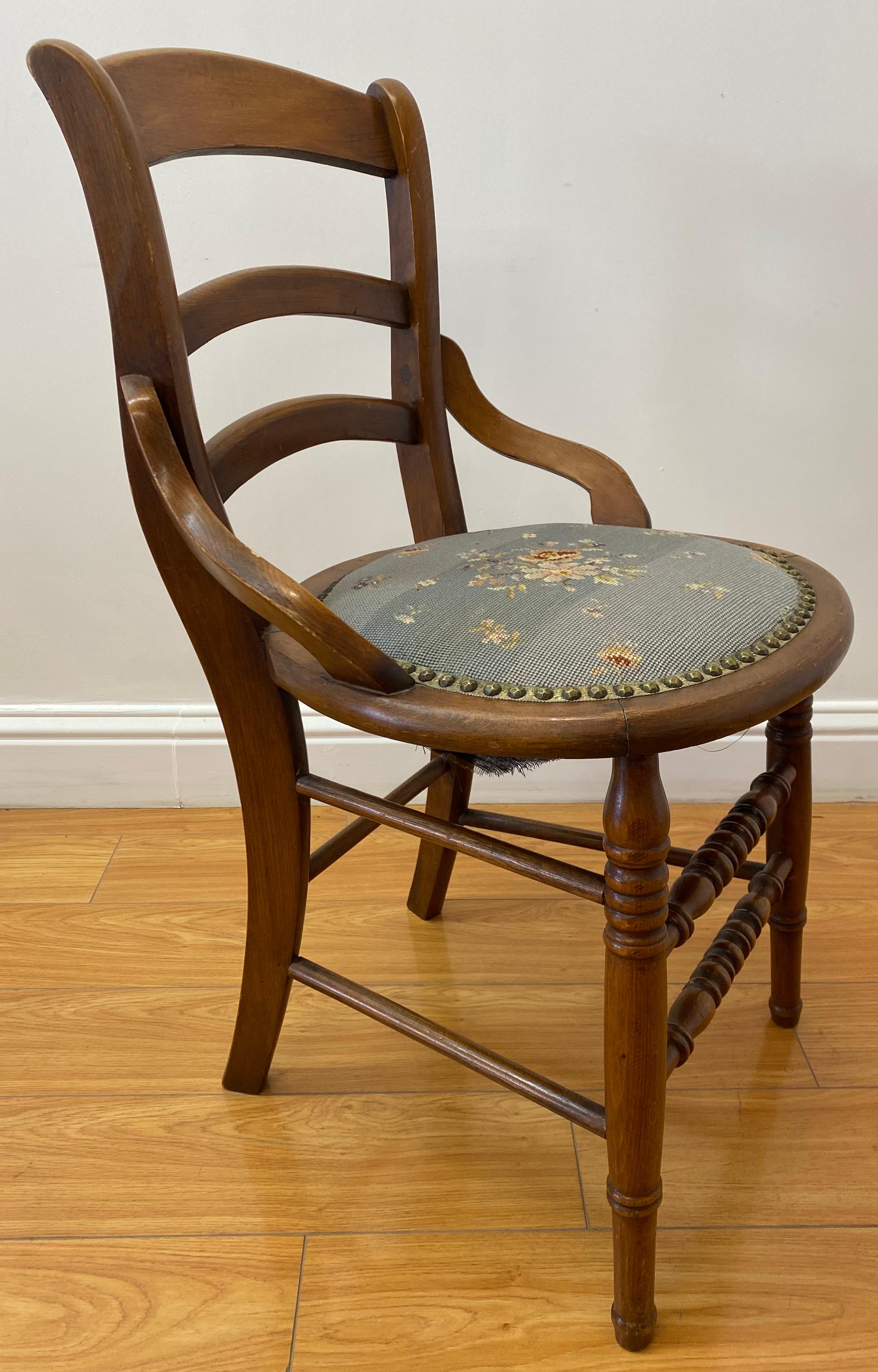 Mid 19th century American walnut chair w/ needlepoint seat C.1870

Outstanding American side chair with turned legs, slat back and needlepoint seat

The seat covering was added in the early 20th century - The frame is decades older

18