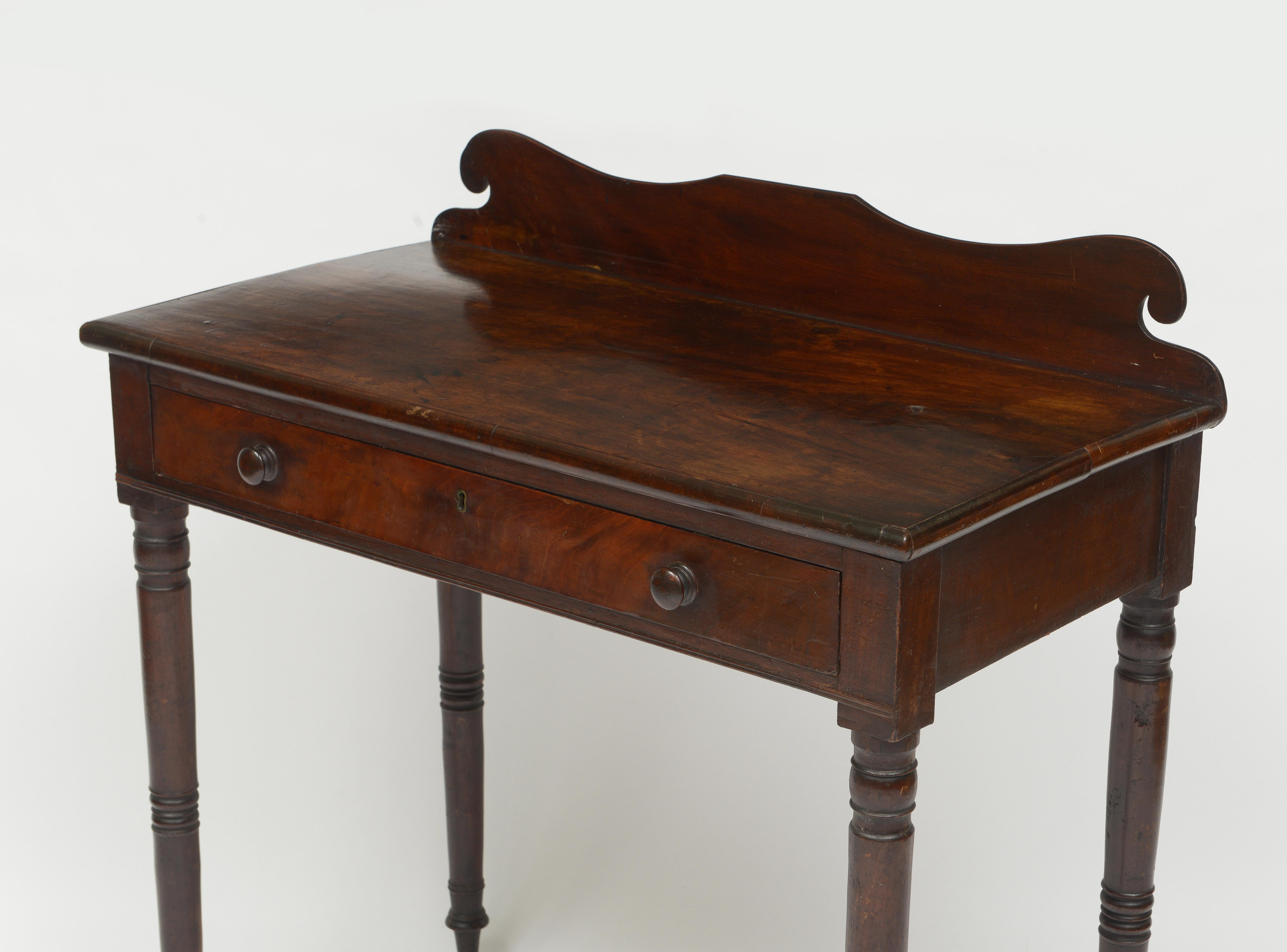 Table console en noyer américain du milieu du 19e siècle avec un seul tiroir en vente 3