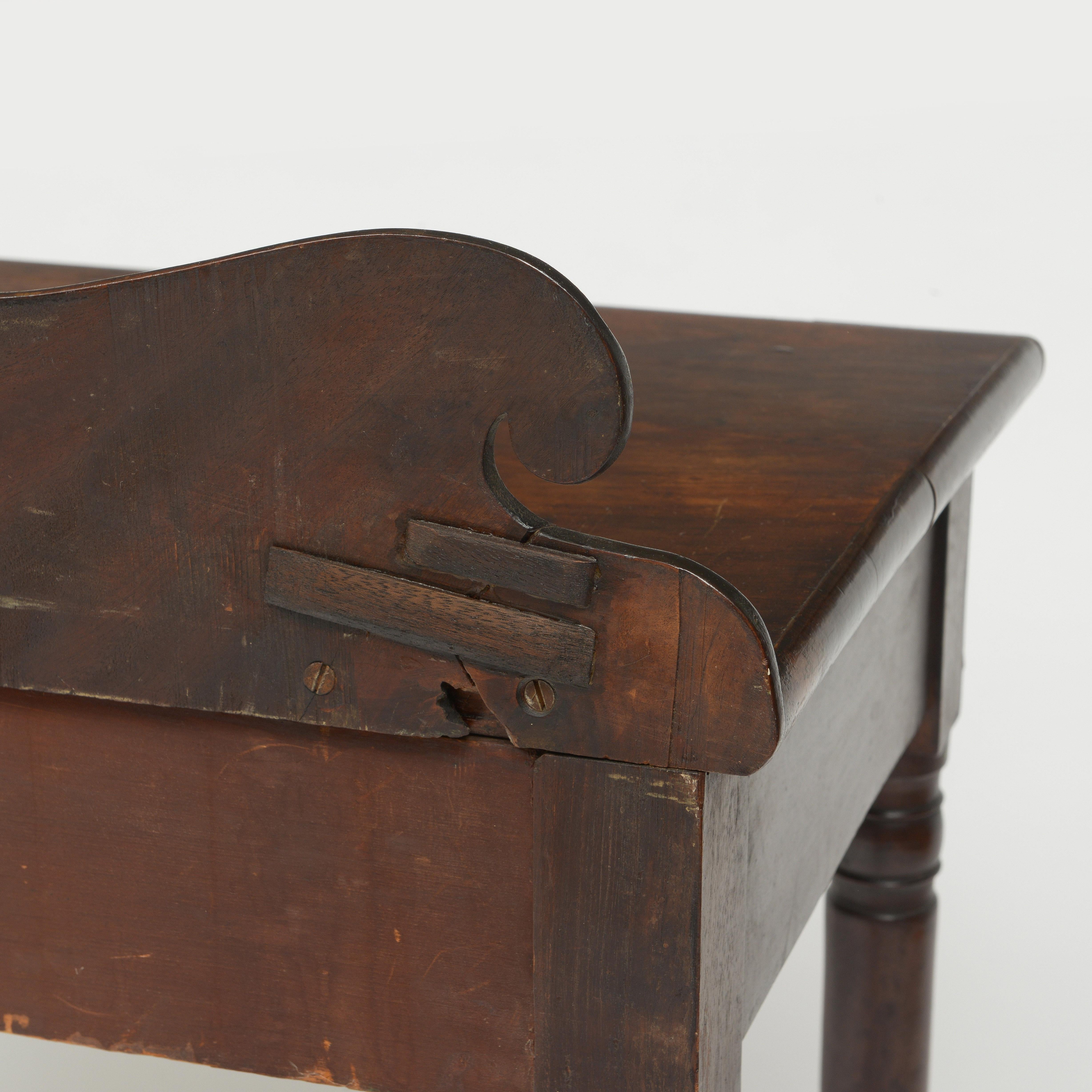 Table console en noyer américain du milieu du 19e siècle avec un seul tiroir en vente 4