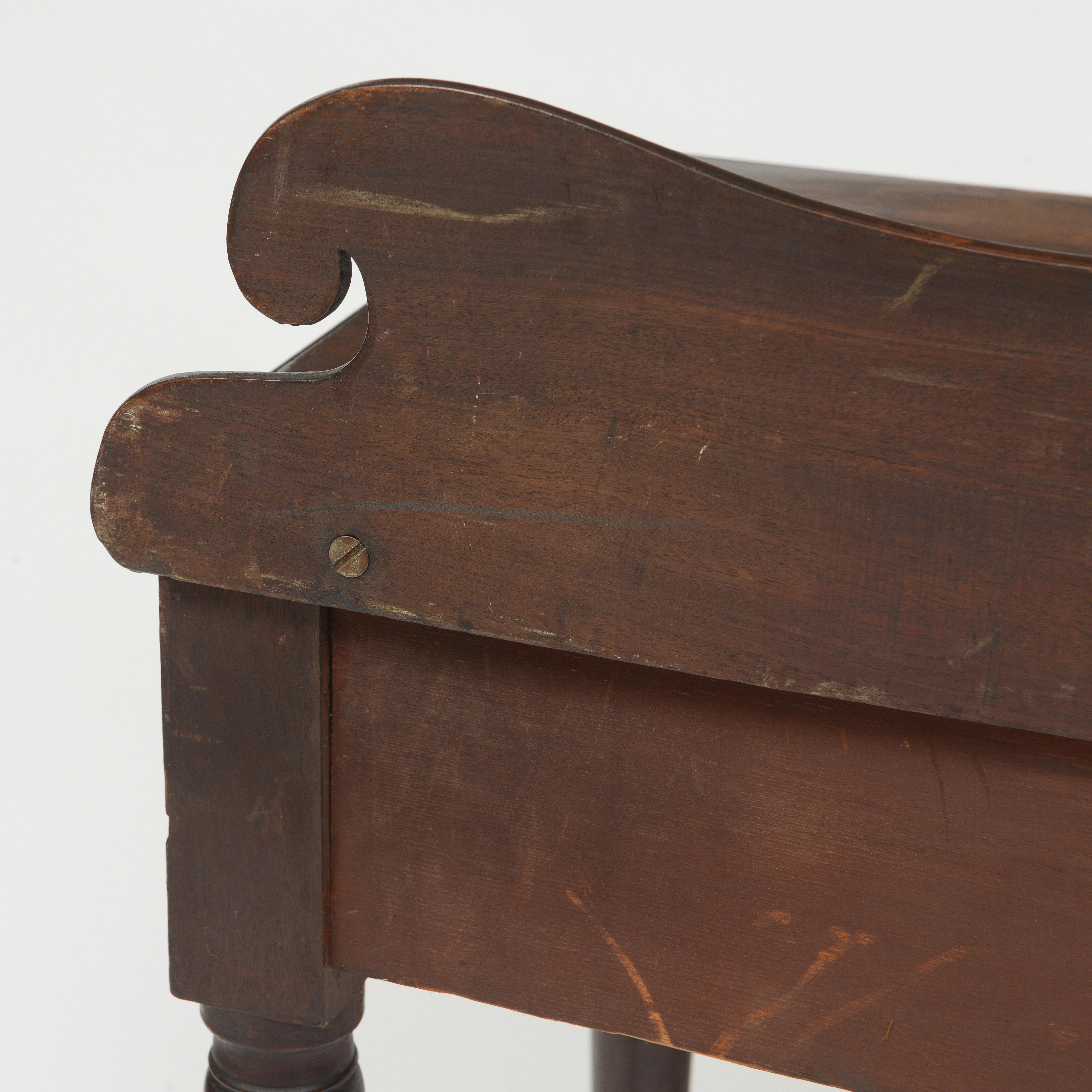 Table console en noyer américain du milieu du 19e siècle avec un seul tiroir en vente 5