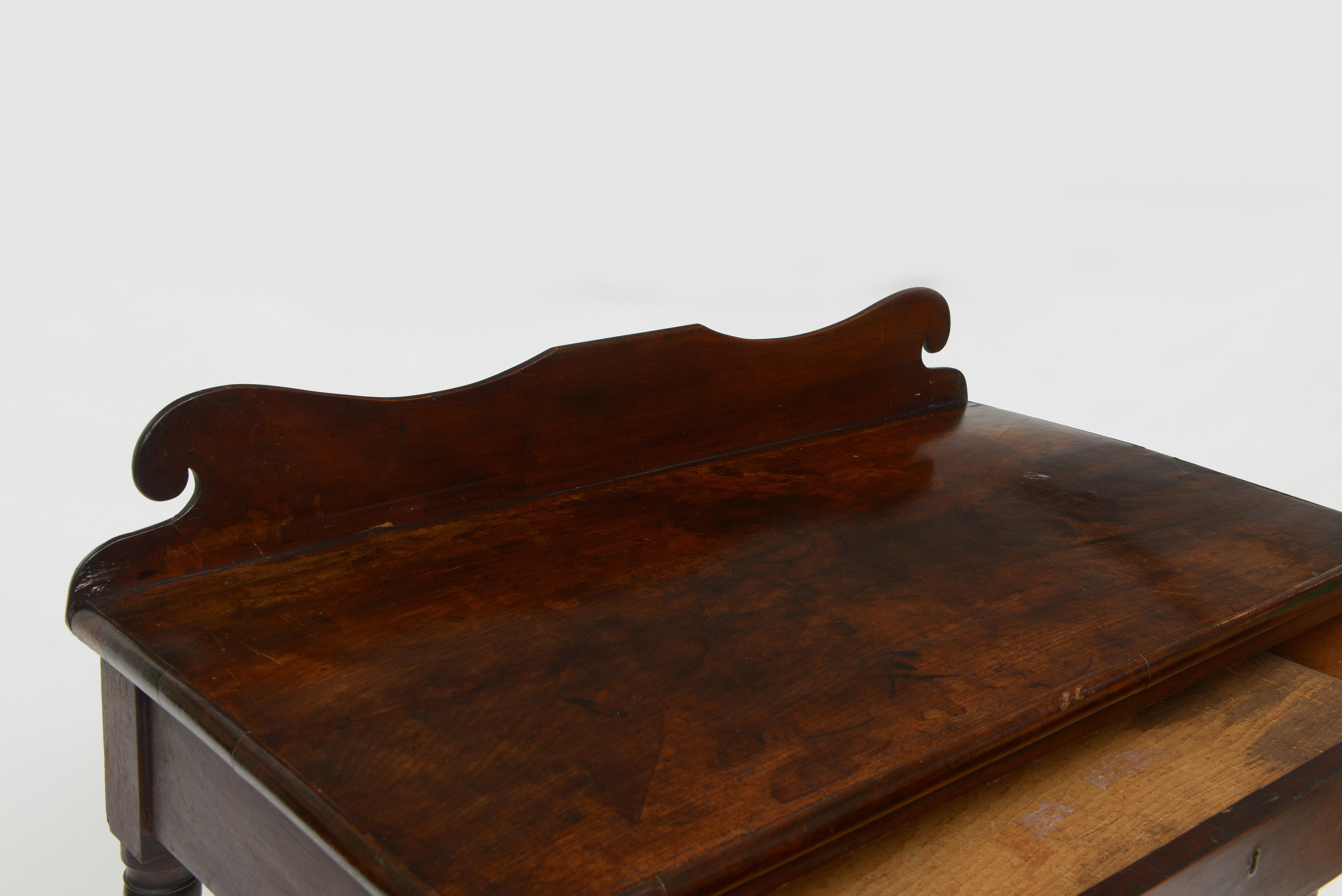 Table console en noyer américain du milieu du 19e siècle avec un seul tiroir en vente 6